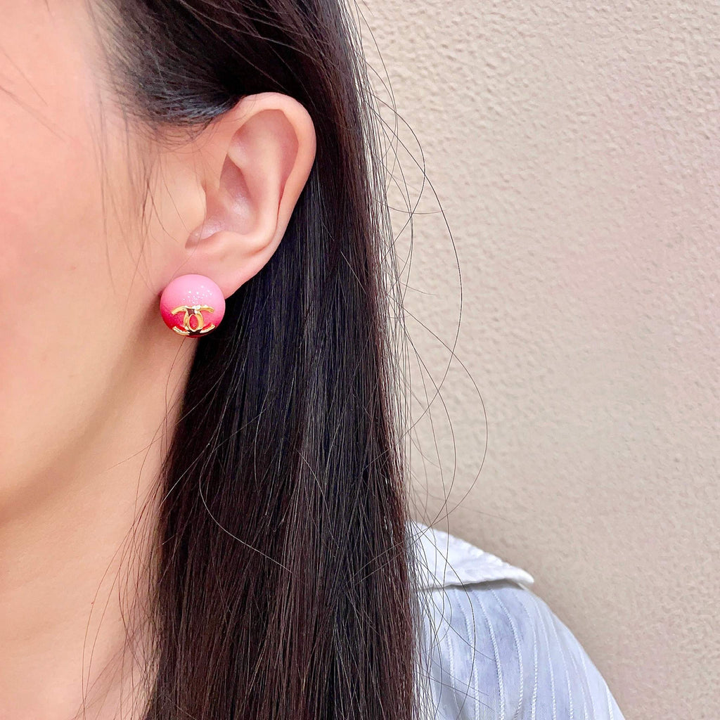 CHANEL 26S DOUBLE C LOGO RED PINK OMBRE ENAMEL ROUND STUD EARRINGS IN GOLD METAL 631036