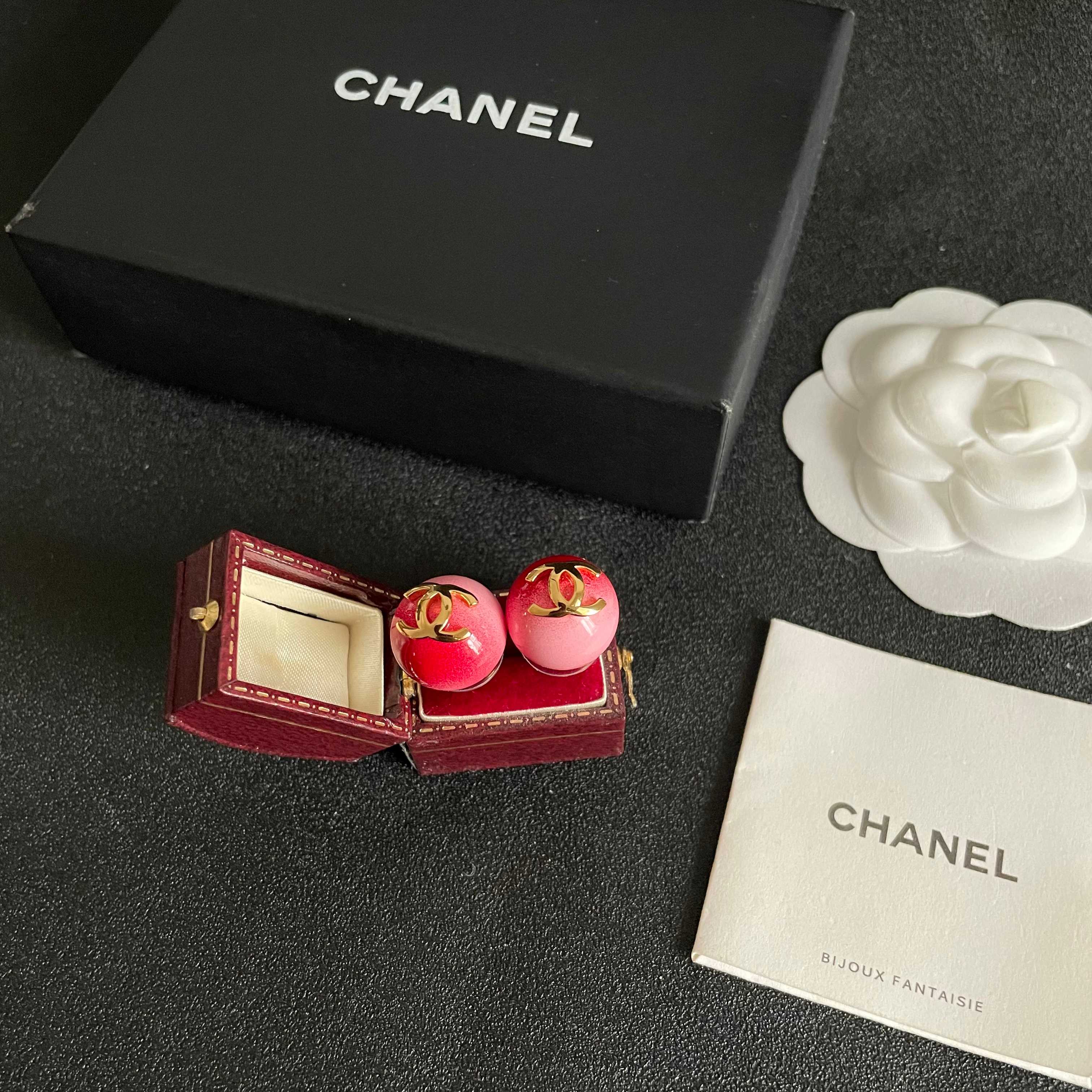 CHANEL 26S DOUBLE C LOGO RED PINK OMBRE ENAMEL ROUND STUD EARRINGS IN GOLD METAL 631036