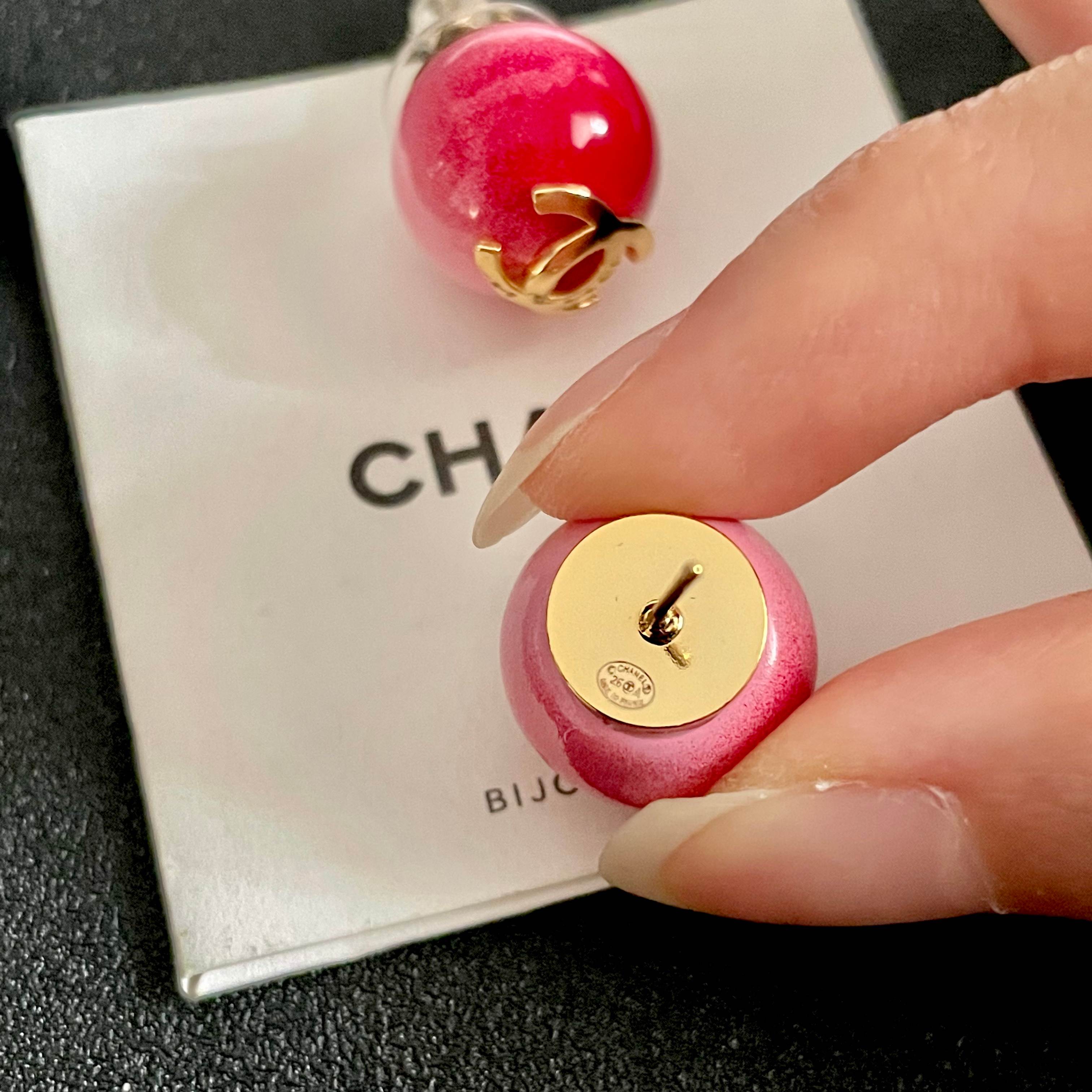 CHANEL 26S DOUBLE C LOGO RED PINK OMBRE ENAMEL ROUND STUD EARRINGS IN GOLD METAL 631036