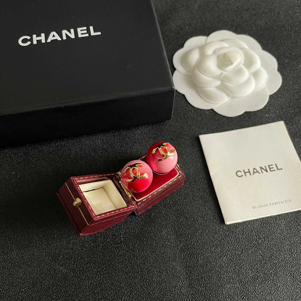 CHANEL 26S DOUBLE C LOGO RED PINK OMBRE ENAMEL ROUND STUD EARRINGS IN GOLD METAL 631036