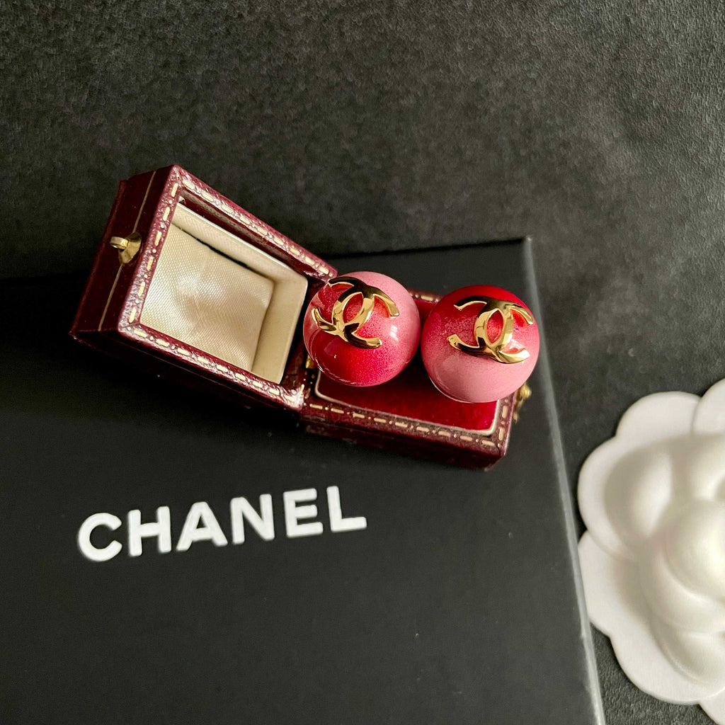 CHANEL 26S DOUBLE C LOGO RED PINK OMBRE ENAMEL ROUND STUD EARRINGS IN GOLD METAL 631036