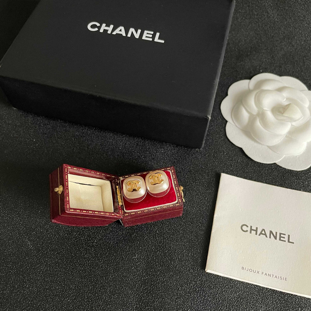 CHANEL 26S DOUBLE C LOGO PEARL WHITE ENAMEL SQUARE STUD EARRINGS IN GOLD METAL 631035