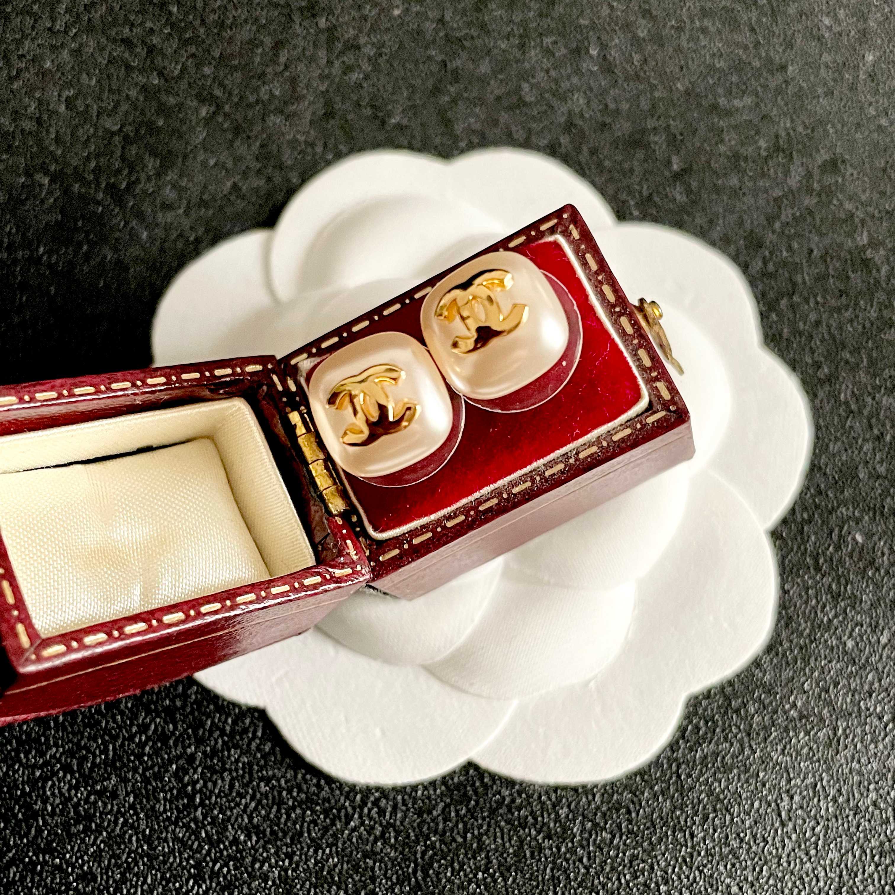 CHANEL 26S DOUBLE C LOGO PEARL WHITE ENAMEL SQUARE STUD EARRINGS IN GOLD METAL 631035