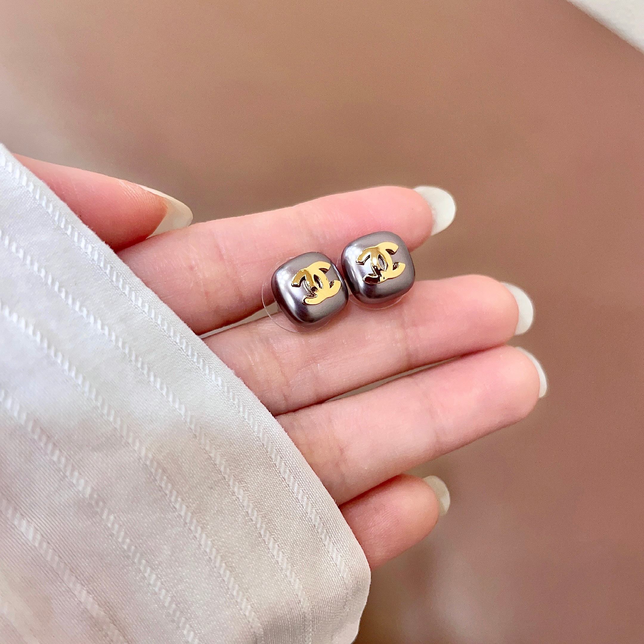 CHANEL 26S DOUBLE C LOGO GREY ENAMEL SQUARE STUD EARRINGS IN GOLD METAL 631037