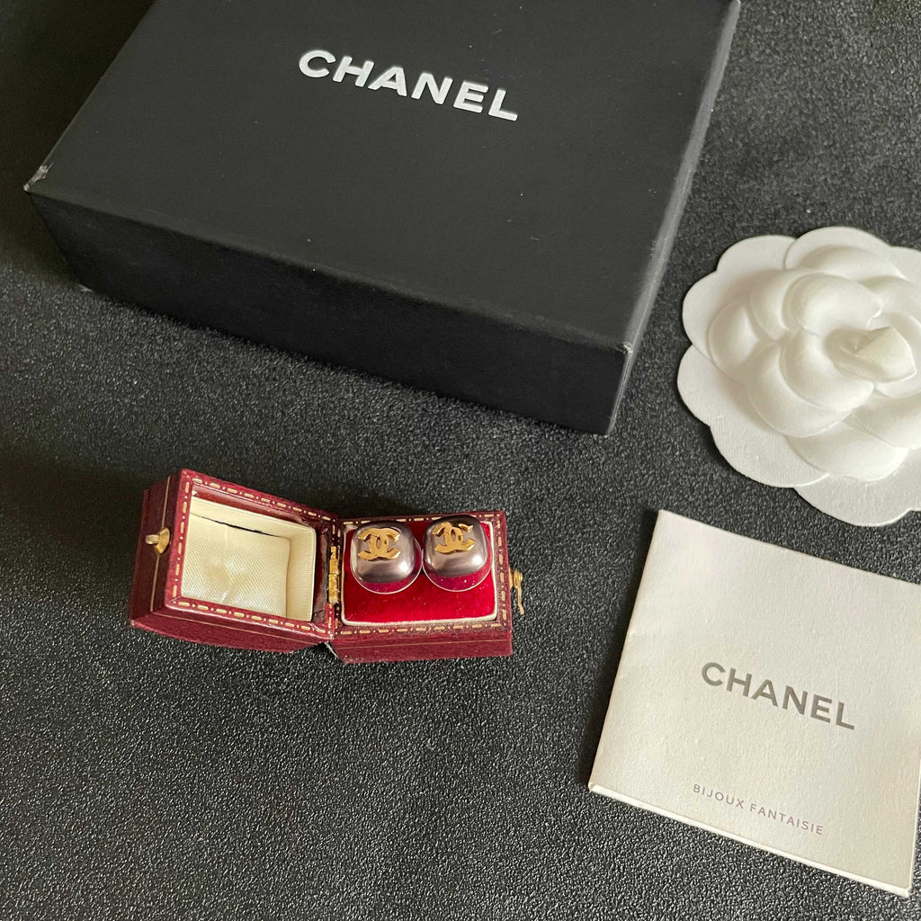 CHANEL 26S DOUBLE C LOGO GREY ENAMEL SQUARE STUD EARRINGS IN GOLD METAL 631037