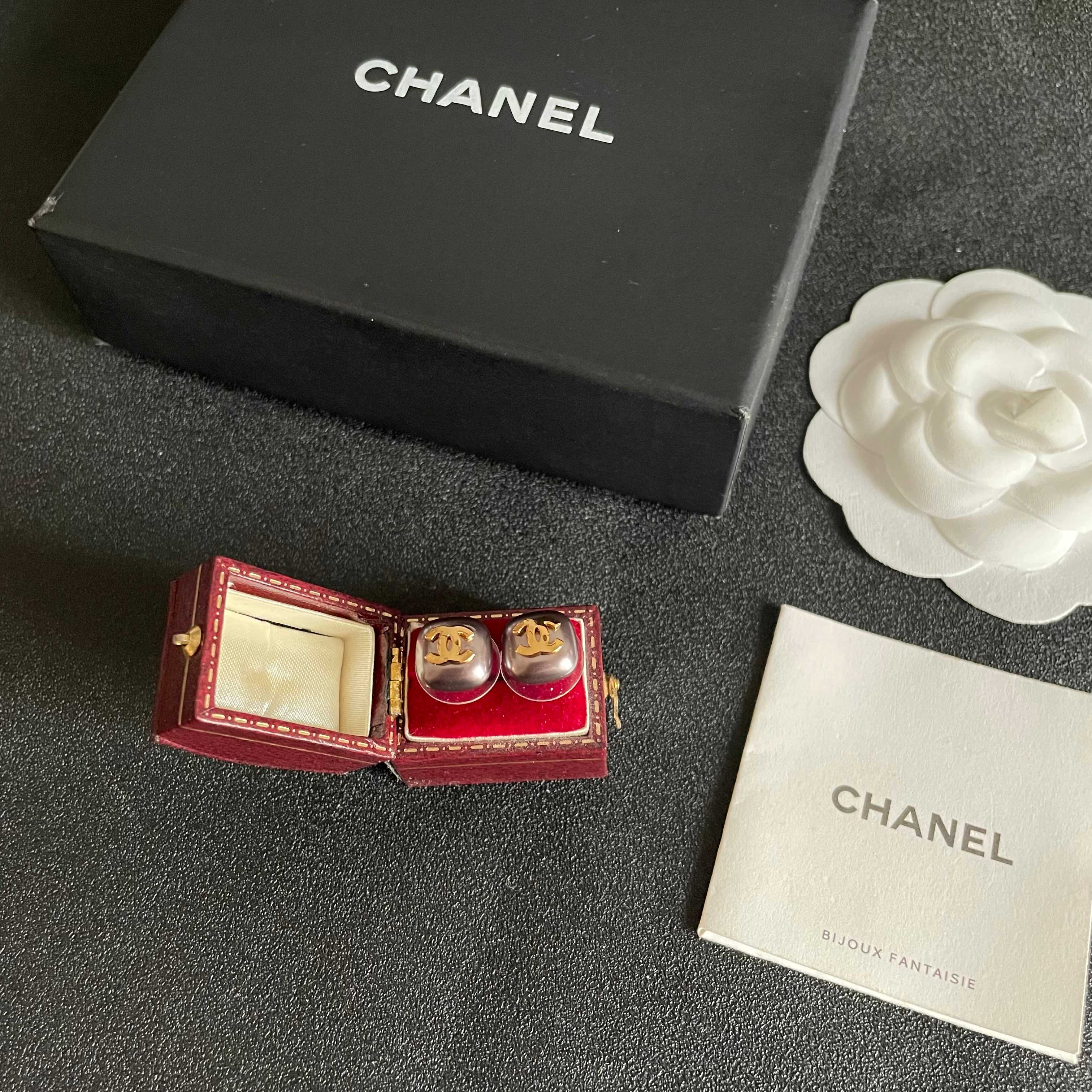 CHANEL 26S DOUBLE C LOGO GREY ENAMEL SQUARE STUD EARRINGS IN GOLD METAL 631037