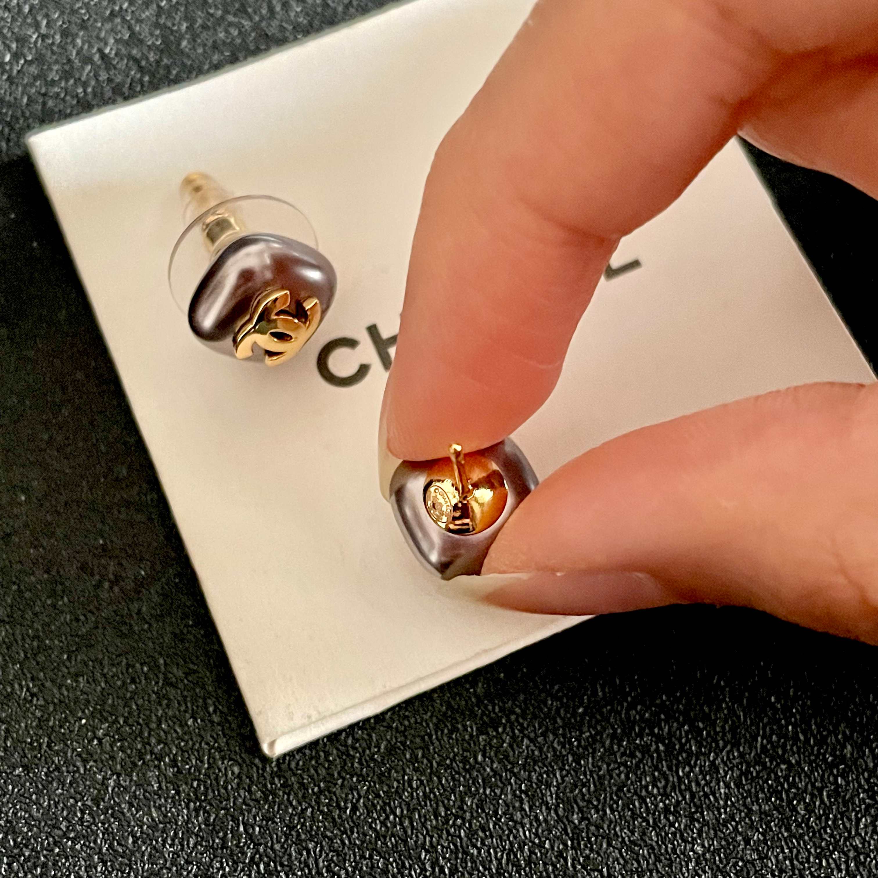 CHANEL 26S DOUBLE C LOGO GREY ENAMEL SQUARE STUD EARRINGS IN GOLD METAL 631037