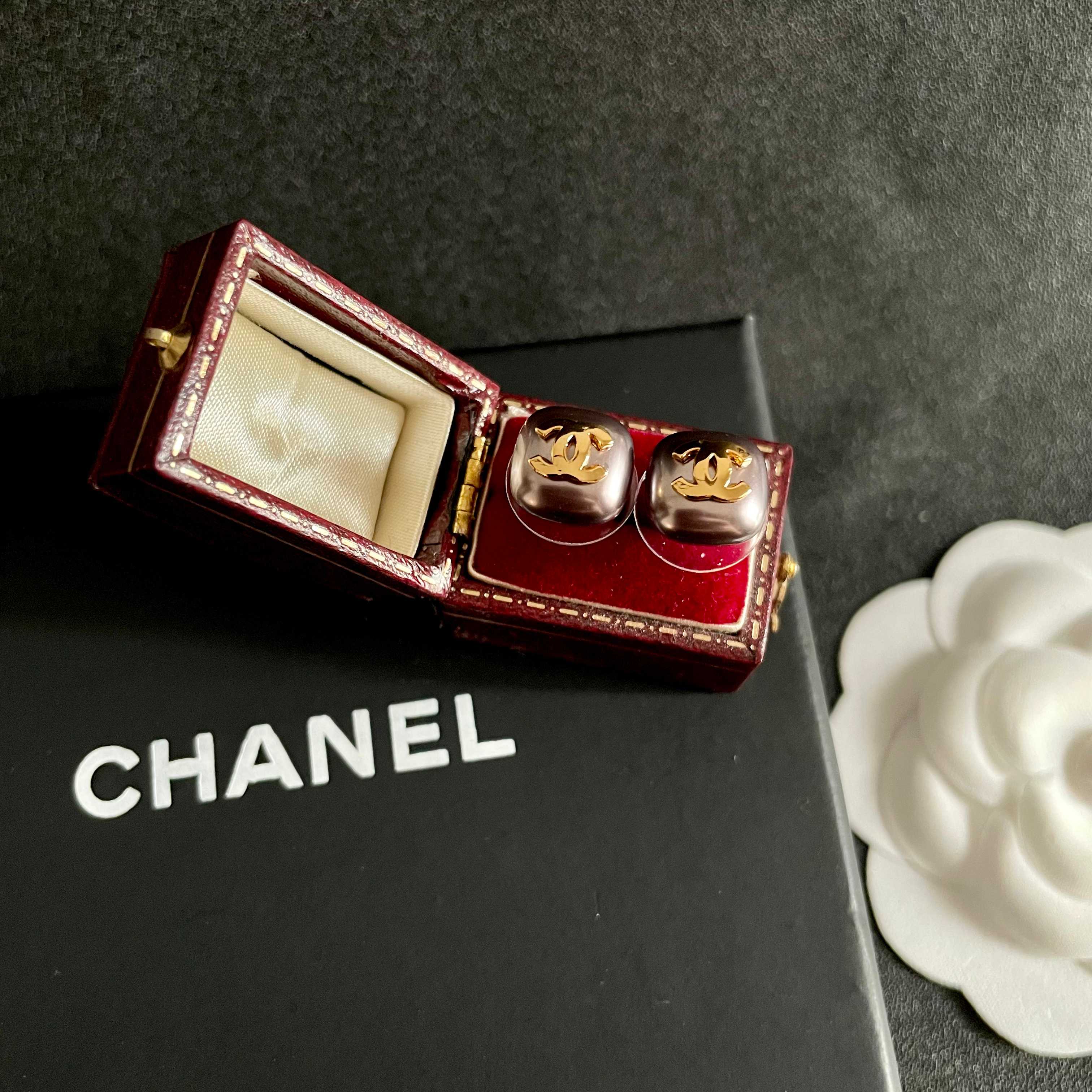 CHANEL 26S DOUBLE C LOGO GREY ENAMEL SQUARE STUD EARRINGS IN GOLD METAL 631037