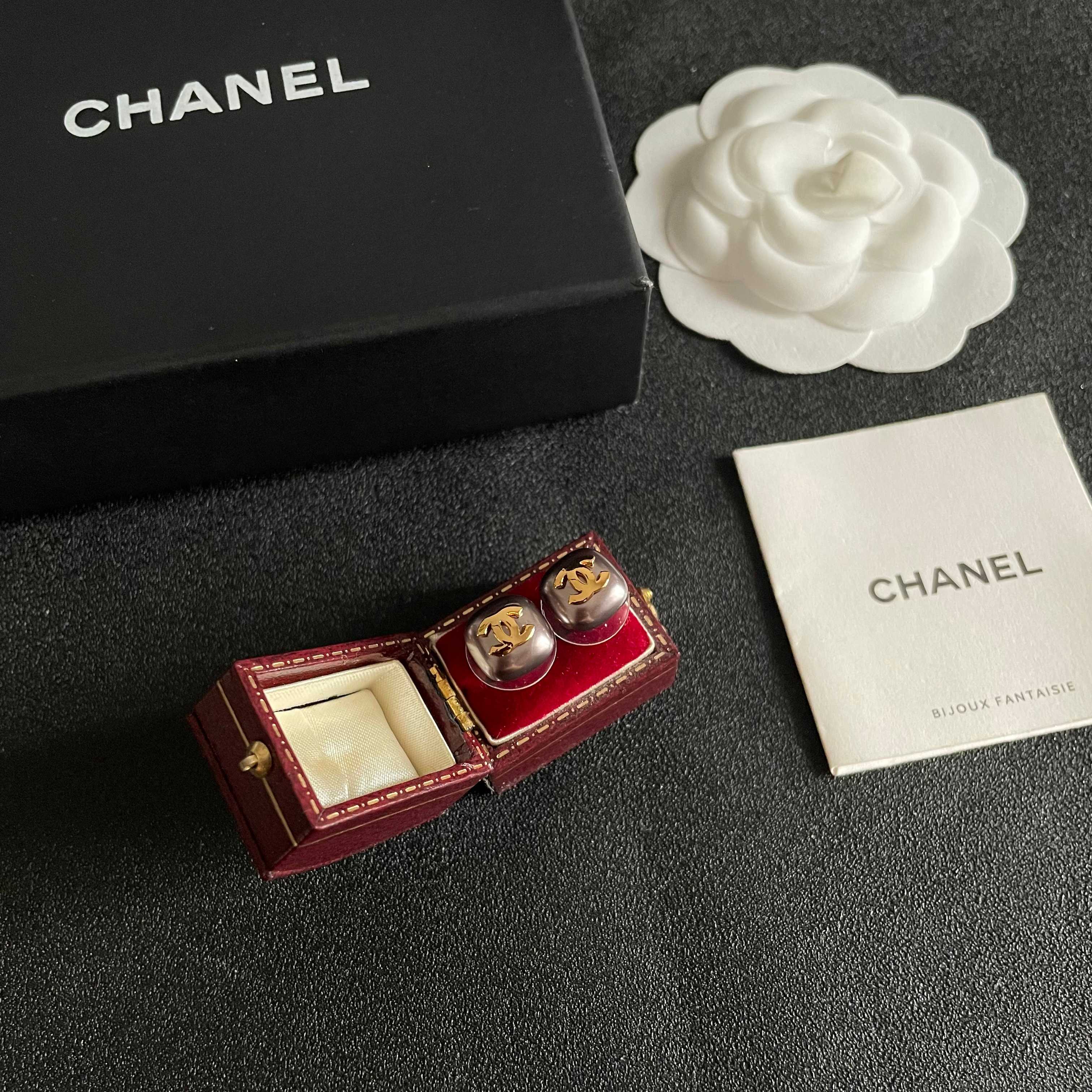CHANEL 26S DOUBLE C LOGO GREY ENAMEL SQUARE STUD EARRINGS IN GOLD METAL 631037
