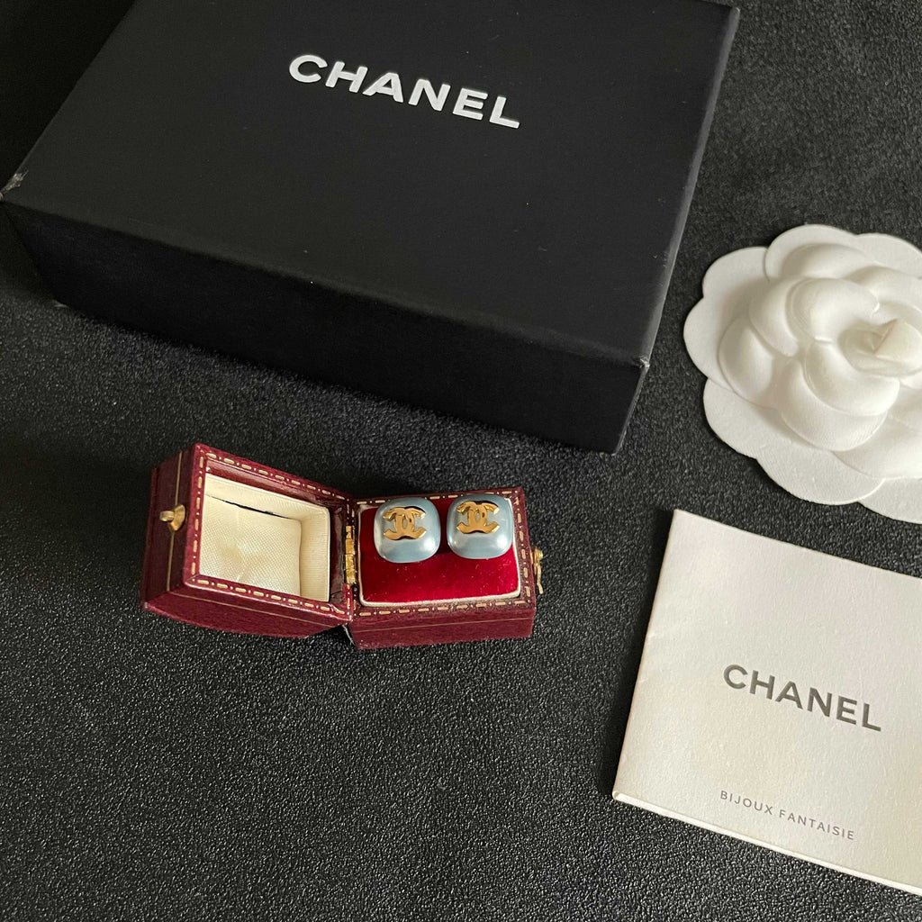 CHANEL 26S DOUBLE C LOGO BLUE ENAMEL SQUARE STUD EARRINGS IN GOLD METAL 631038