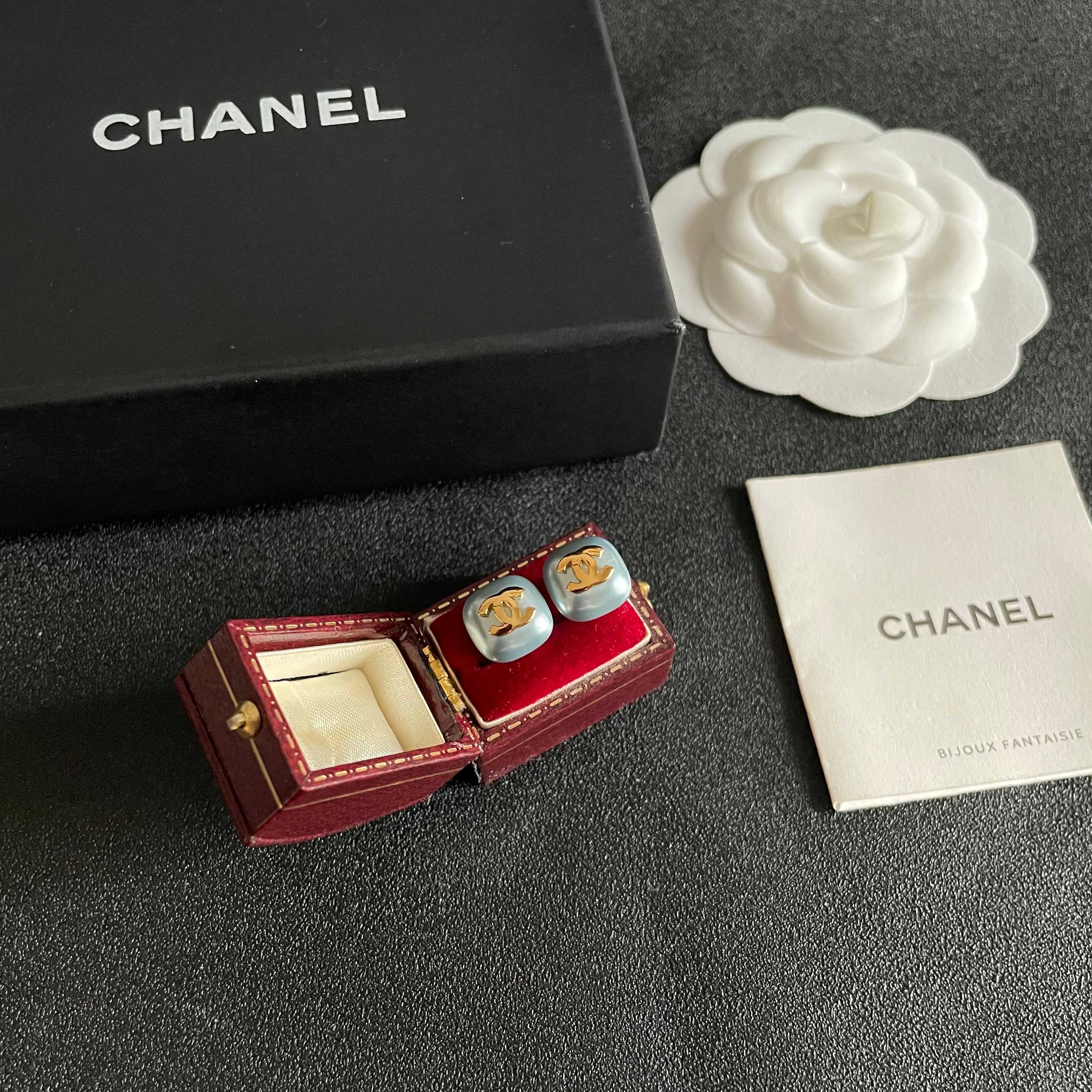 CHANEL 26S DOUBLE C LOGO BLUE ENAMEL SQUARE STUD EARRINGS IN GOLD METAL 631038