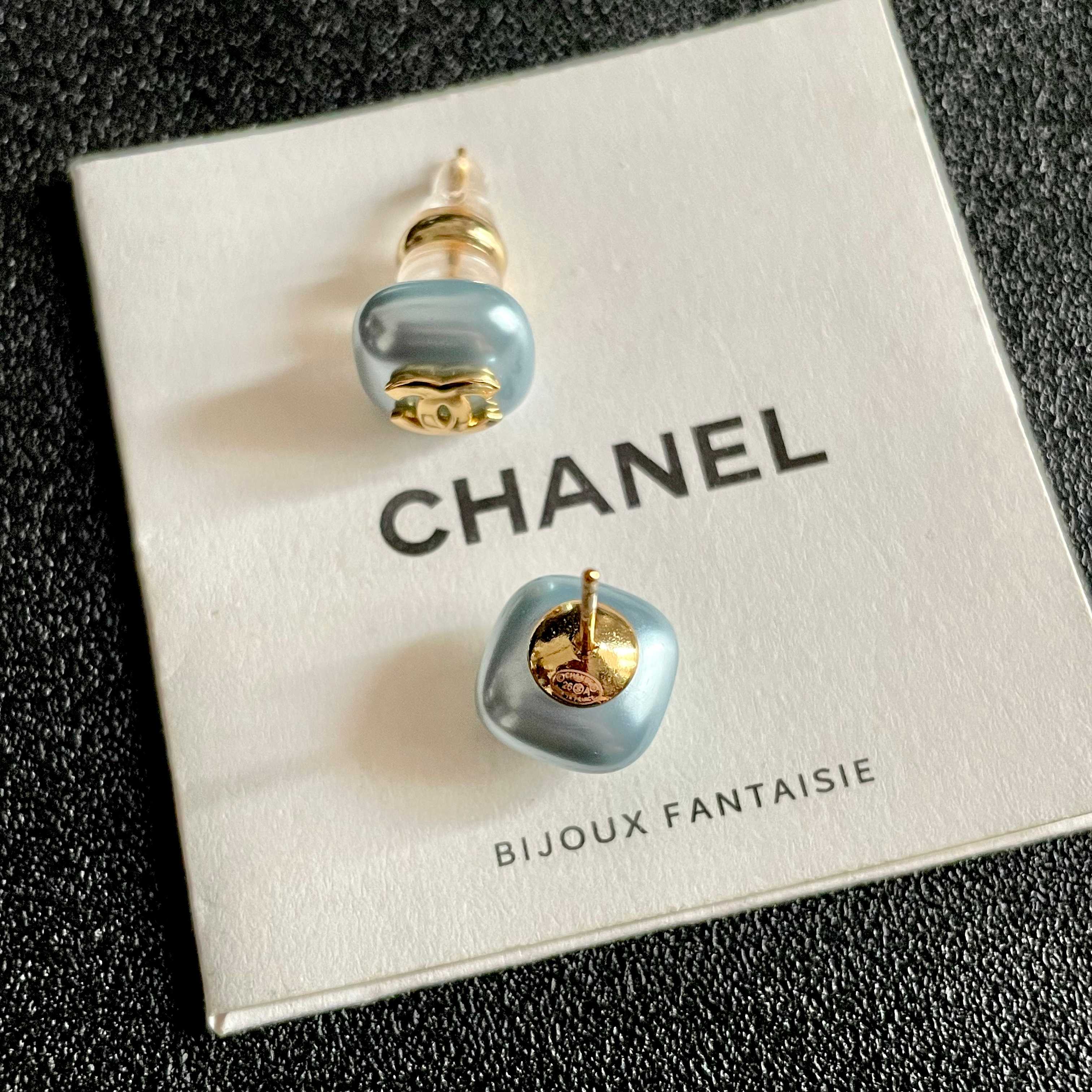 CHANEL 26S DOUBLE C LOGO BLUE ENAMEL SQUARE STUD EARRINGS IN GOLD METAL 631038