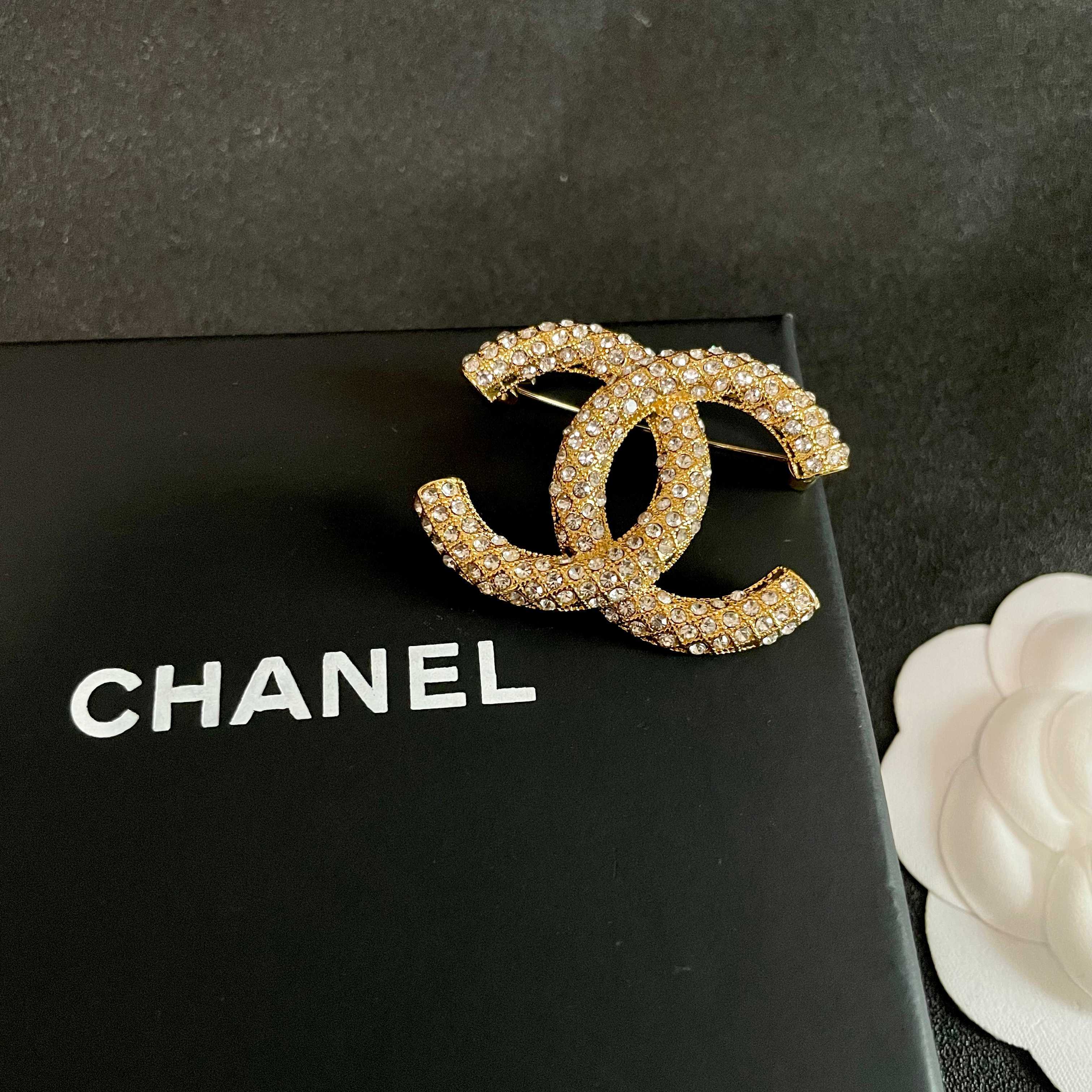 CHANEL 26S DOUBLE C LOGO PAVE CRYSTAL BROOCH IN GOLD METAL 631041
