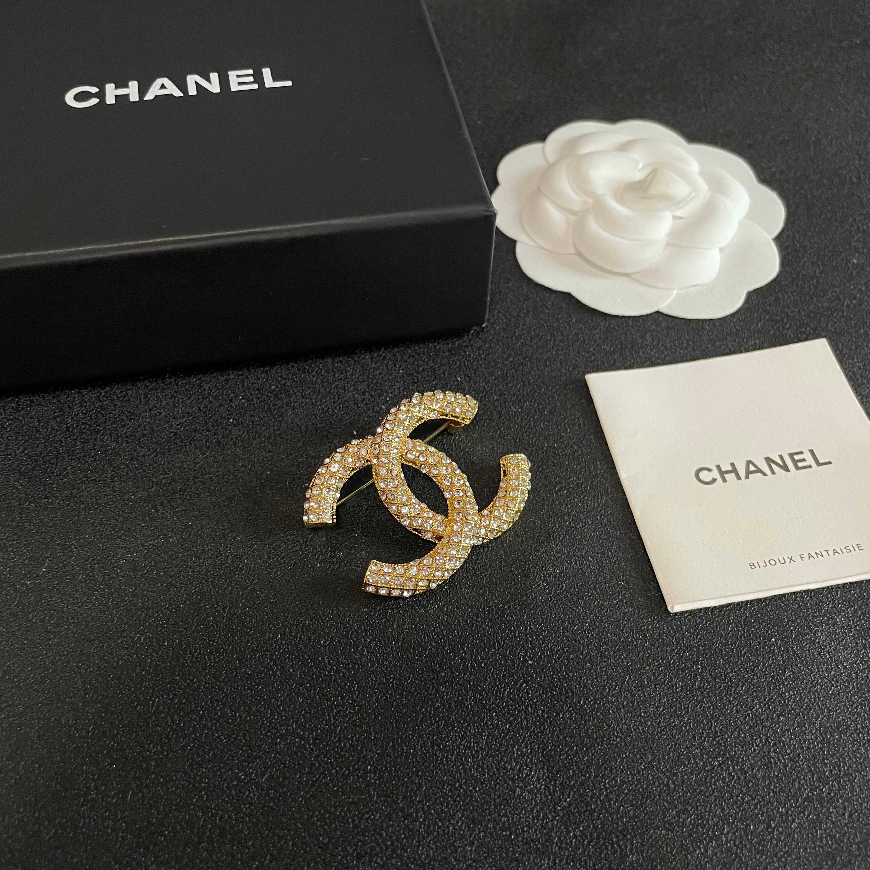CHANEL 26S DOUBLE C LOGO PAVE CRYSTAL BROOCH IN GOLD METAL 631041