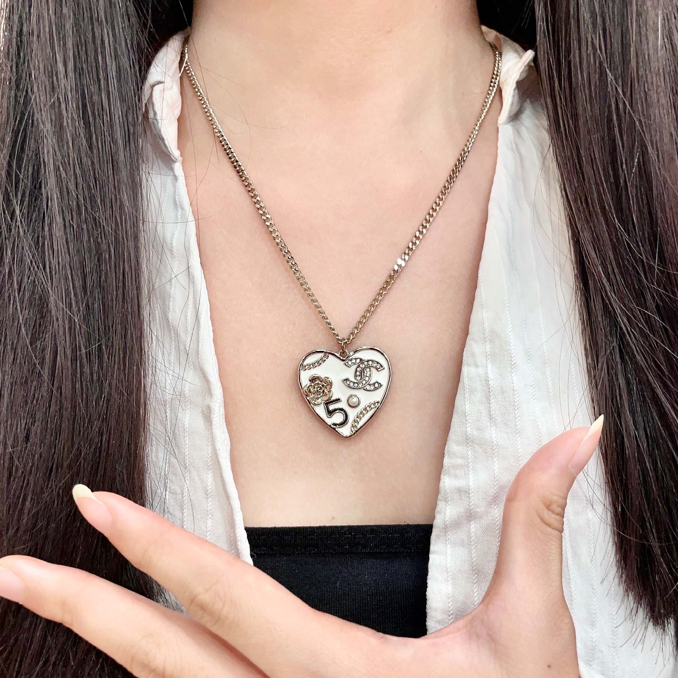 CHANEL 26S DOUBLE C LOGO NO.5 FLORAL HEART NECKLACE IN WHITE ENAMEL & GOLD METAL 630794