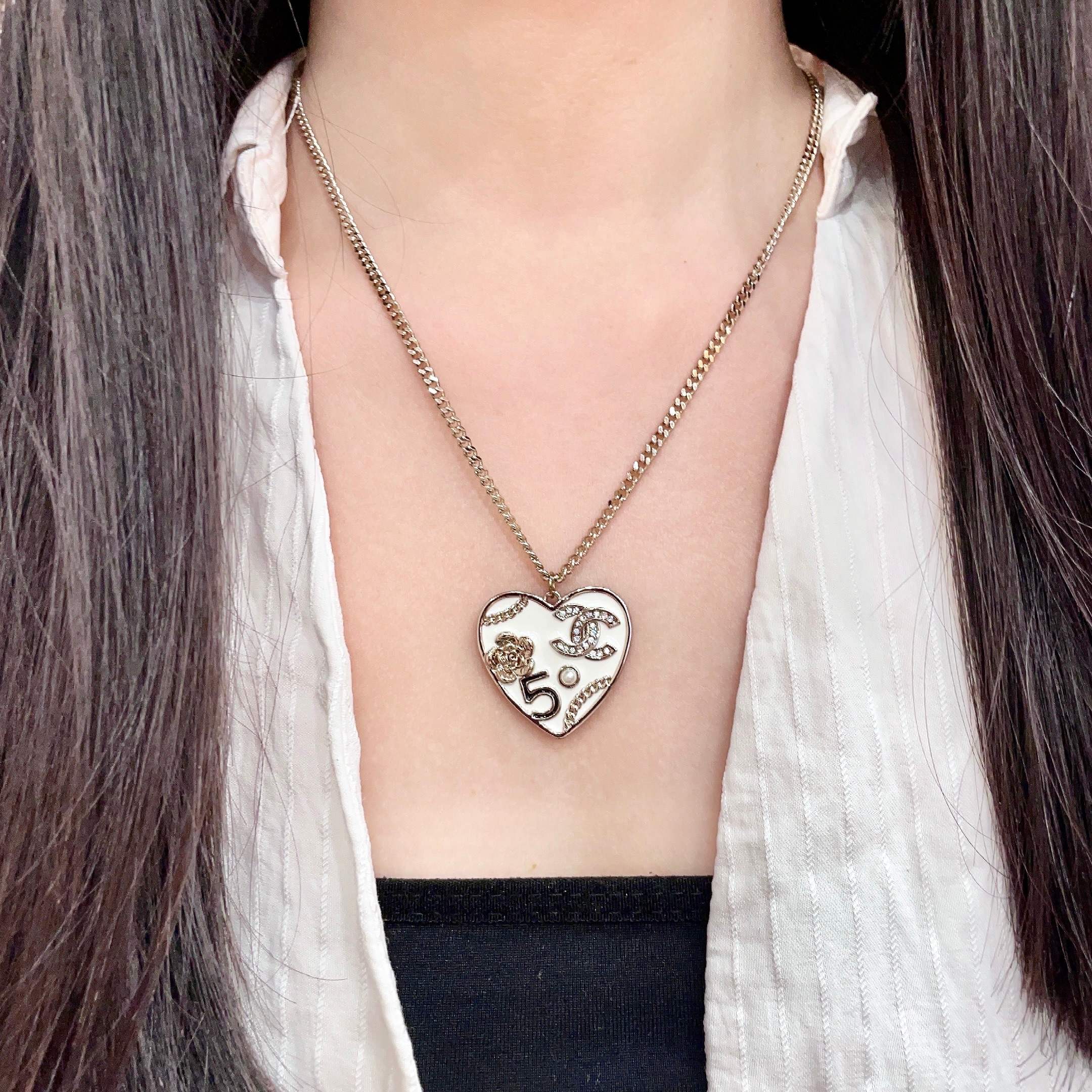 CHANEL 26S DOUBLE C LOGO NO.5 FLORAL HEART NECKLACE IN WHITE ENAMEL & GOLD METAL 630794