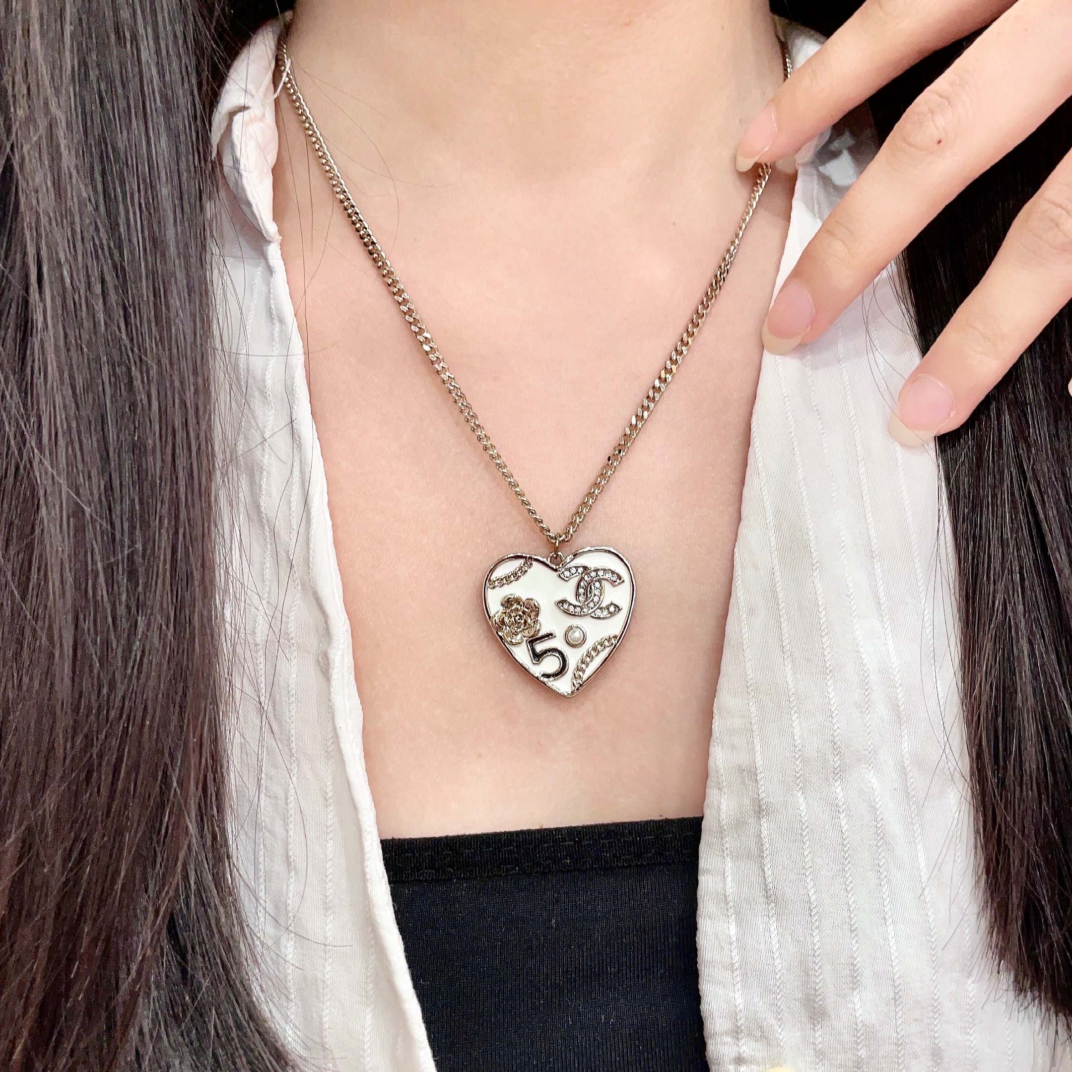 CHANEL 26S DOUBLE C LOGO NO.5 FLORAL HEART NECKLACE IN WHITE ENAMEL & GOLD METAL 630794