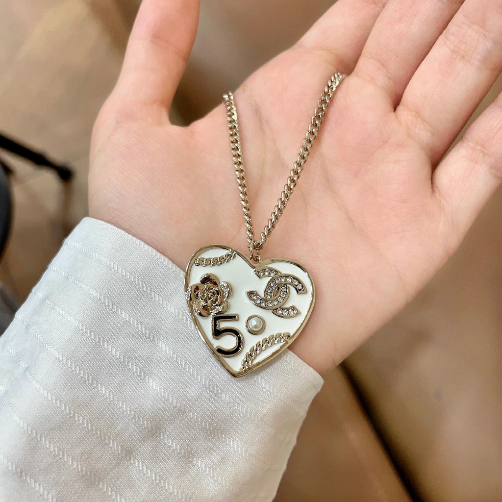 CHANEL 26S DOUBLE C LOGO NO.5 FLORAL HEART NECKLACE IN WHITE ENAMEL & GOLD METAL 630794