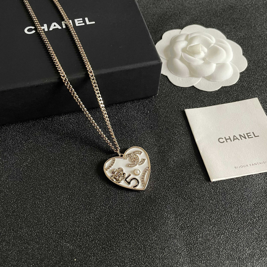 CHANEL 26S DOUBLE C LOGO NO.5 FLORAL HEART NECKLACE IN WHITE ENAMEL & GOLD METAL 630794