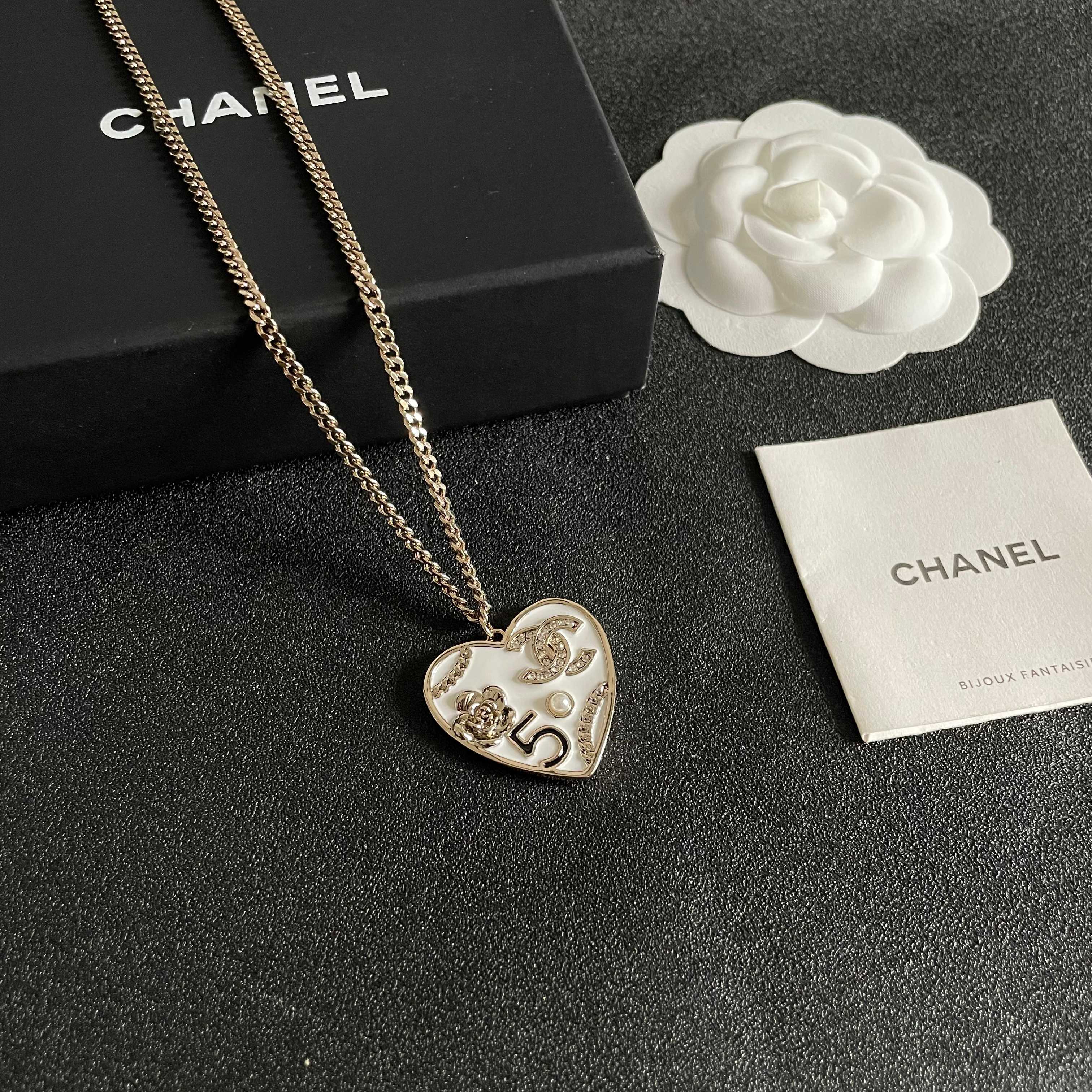CHANEL 26S DOUBLE C LOGO NO.5 FLORAL HEART NECKLACE IN WHITE ENAMEL & GOLD METAL 630794