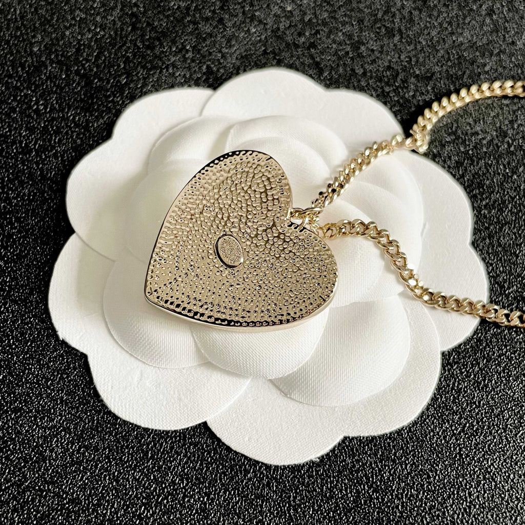 CHANEL 26S DOUBLE C LOGO NO.5 FLORAL HEART NECKLACE IN WHITE ENAMEL & GOLD METAL 630794