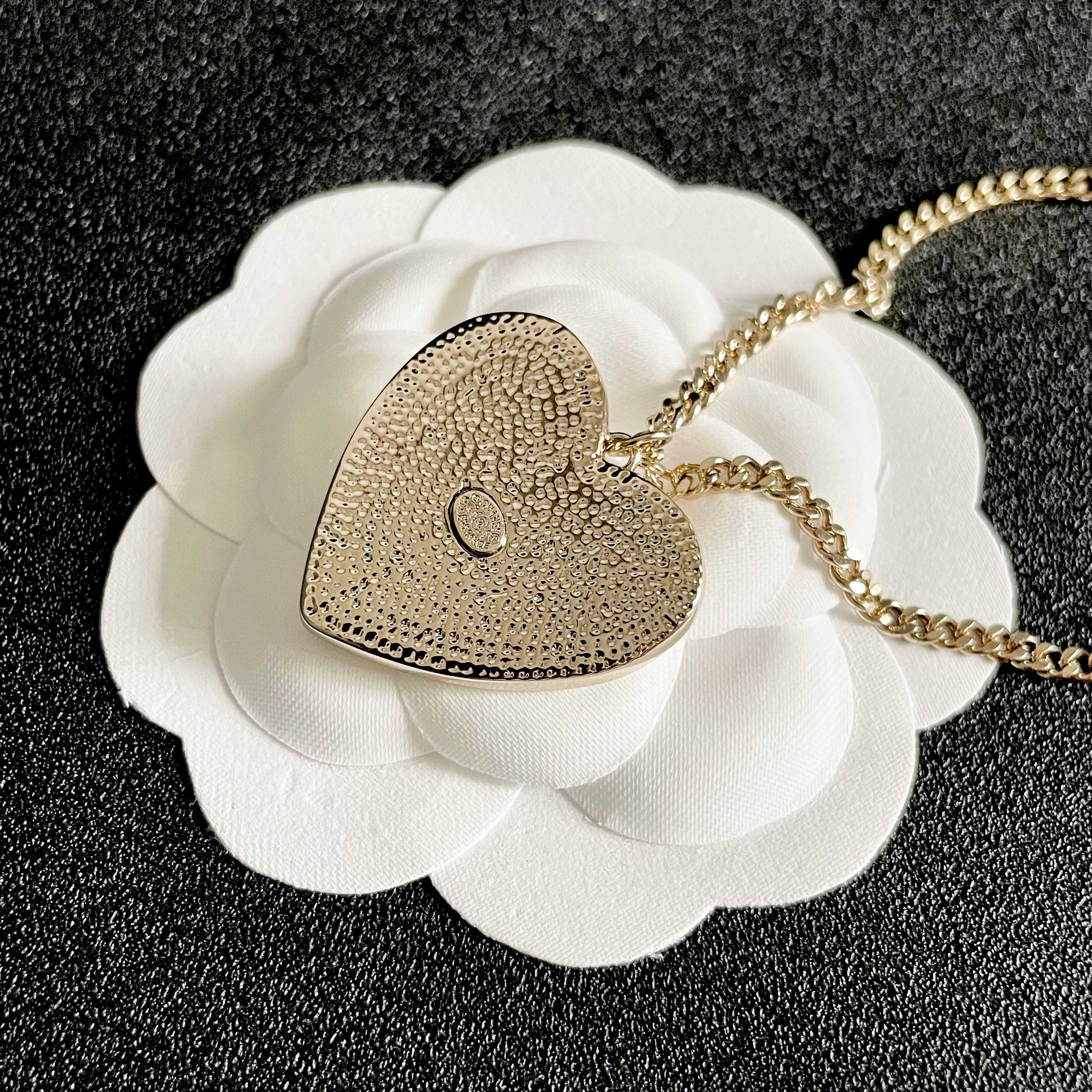 CHANEL 26S DOUBLE C LOGO NO.5 FLORAL HEART NECKLACE IN WHITE ENAMEL & GOLD METAL 630794