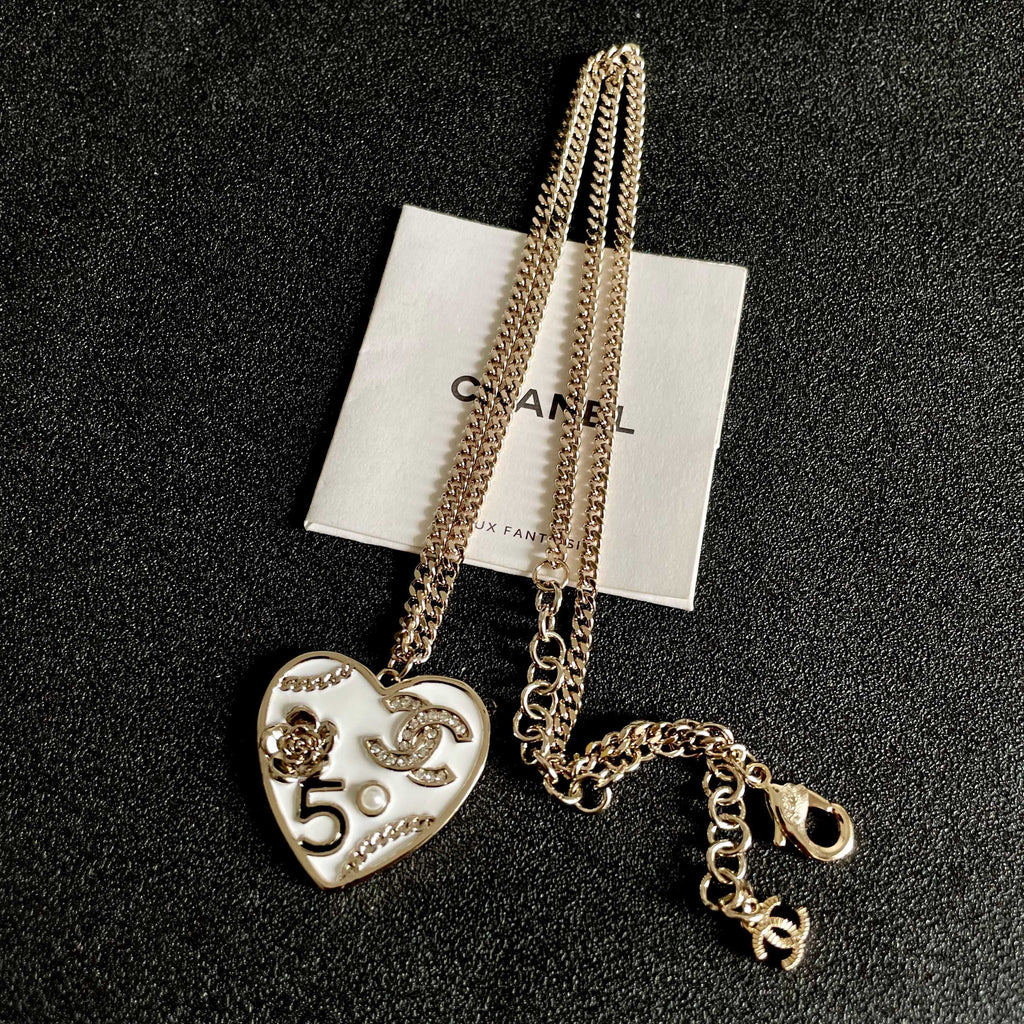 CHANEL 26S DOUBLE C LOGO NO.5 FLORAL HEART NECKLACE IN WHITE ENAMEL & GOLD METAL 630794