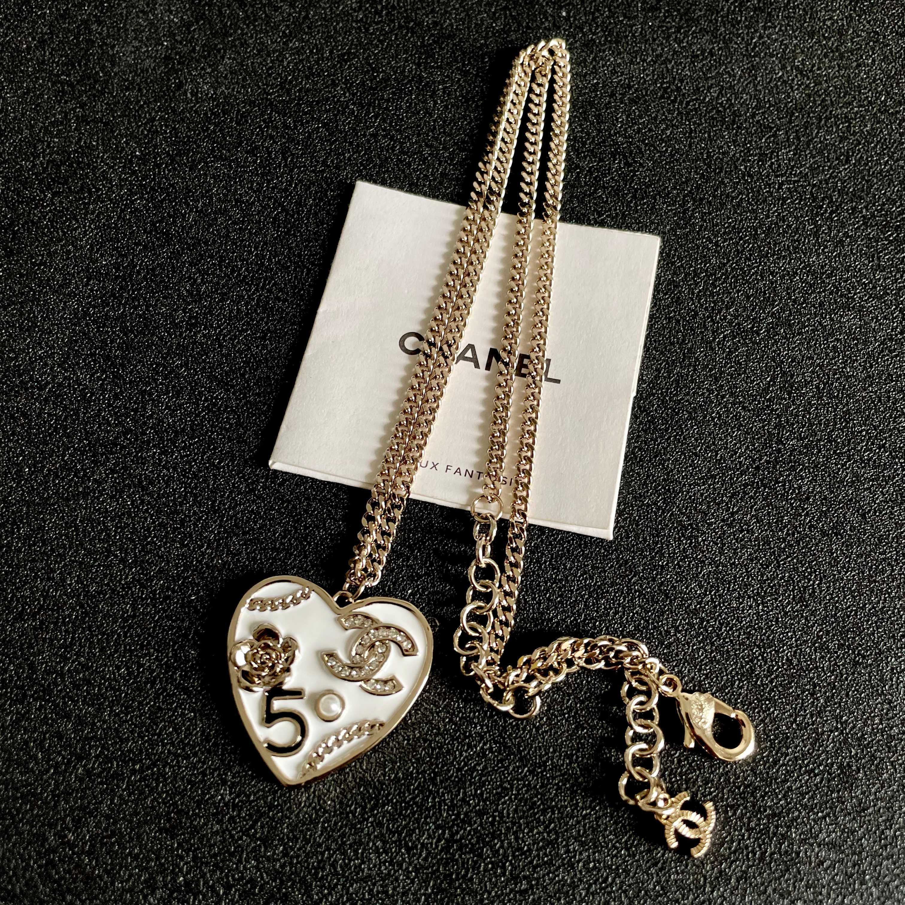 CHANEL 26S DOUBLE C LOGO NO.5 FLORAL HEART NECKLACE IN WHITE ENAMEL & GOLD METAL 630794