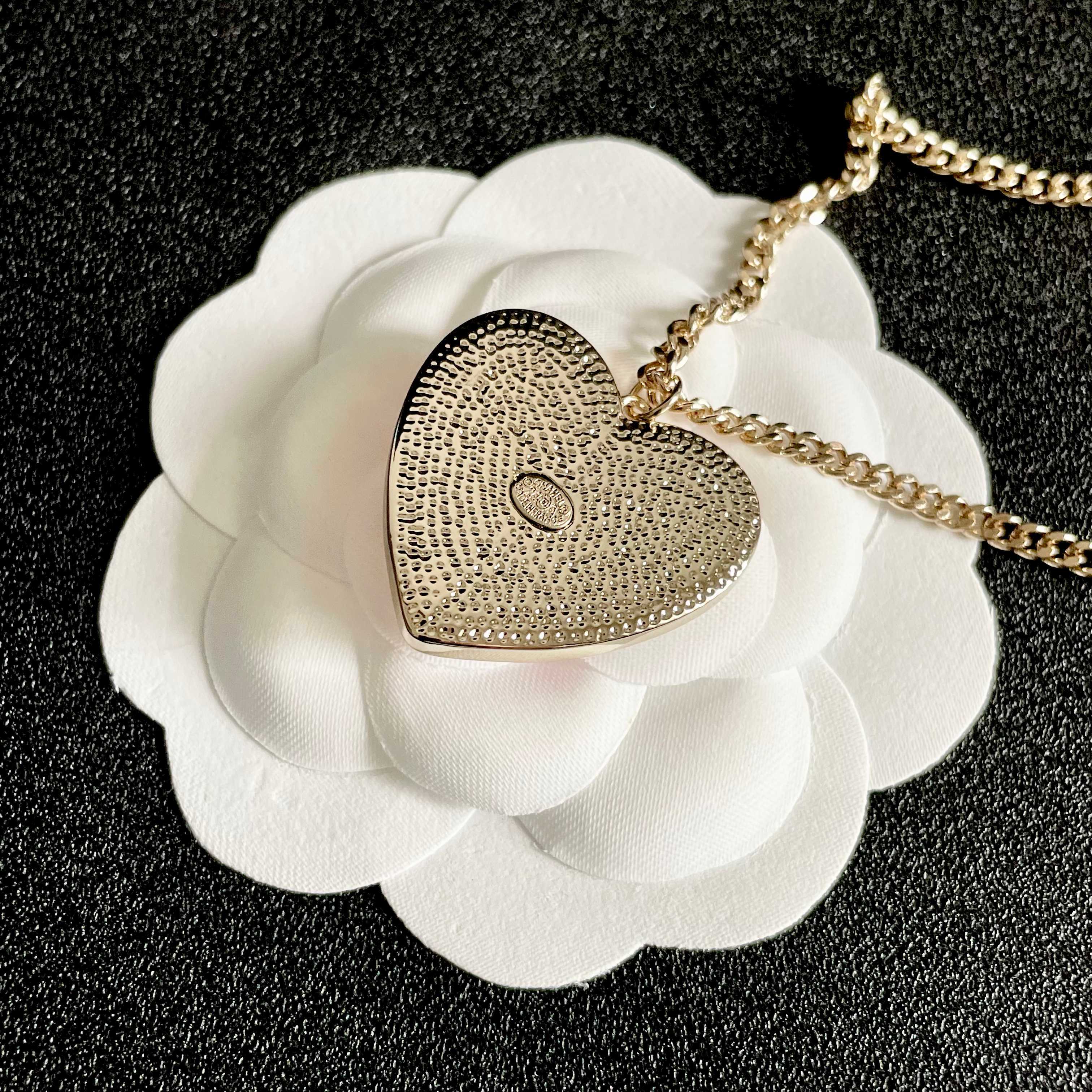 CHANEL 26S DOUBLE C LOGO PINK ENAMEL HEART CHARM NECKLACE WITH NO.5 DETAIL IN GOLD METAL 630795