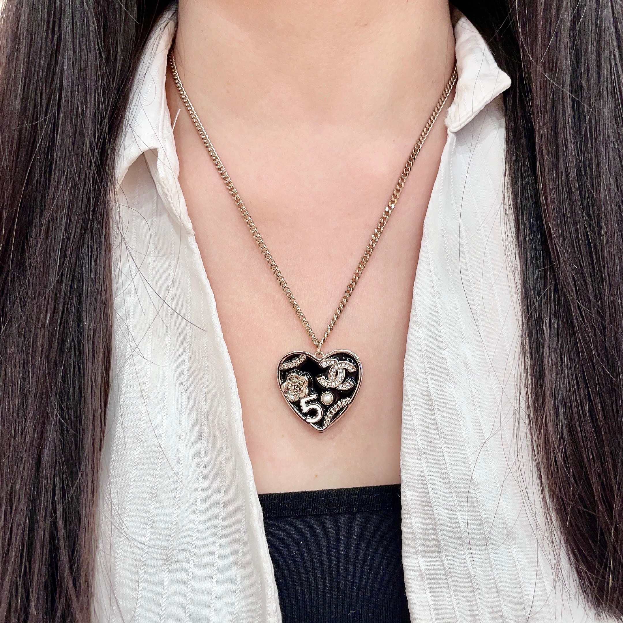 CHANEL 26S DOUBLE C LOGO HEART CHARM NECKLACE WITH NO.5 & FLORAL DETAIL IN GOLD METAL 630796