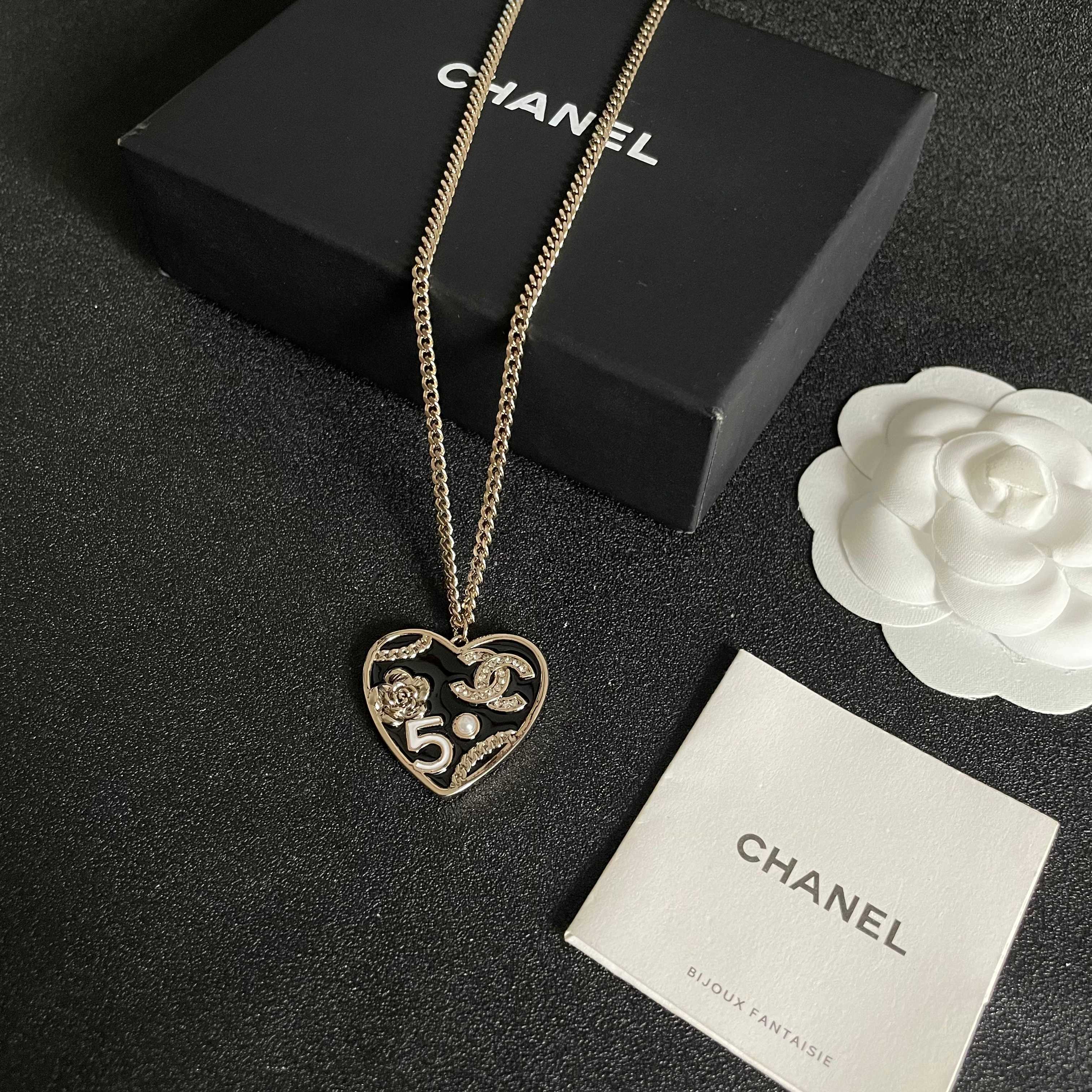 CHANEL 26S DOUBLE C LOGO HEART CHARM NECKLACE WITH NO.5 & FLORAL DETAIL IN GOLD METAL 630796