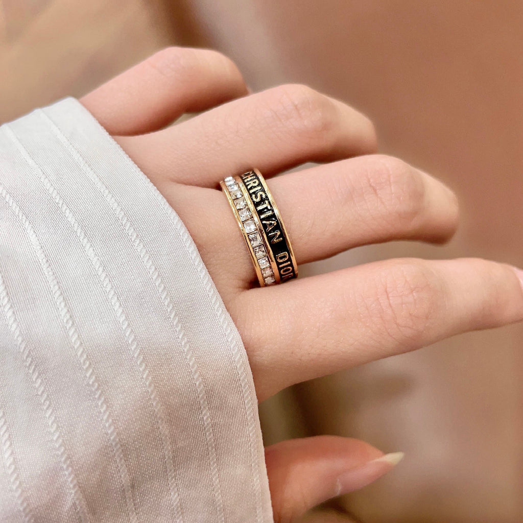 CD 26S CRYSTAL BAND LOGO RING IN GOLD TONE METAL 630811