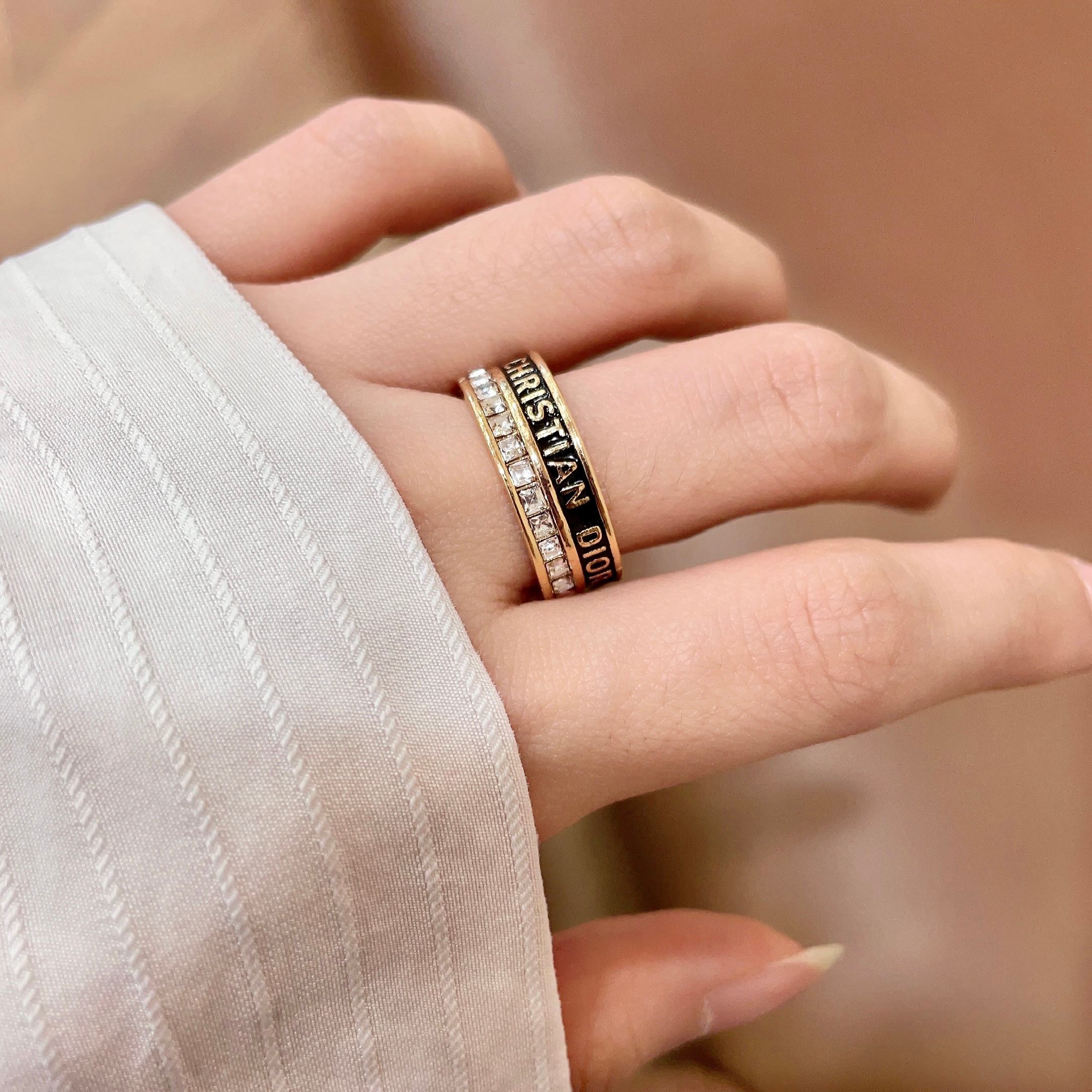 CD 26S CRYSTAL BAND LOGO RING IN GOLD TONE METAL 630811