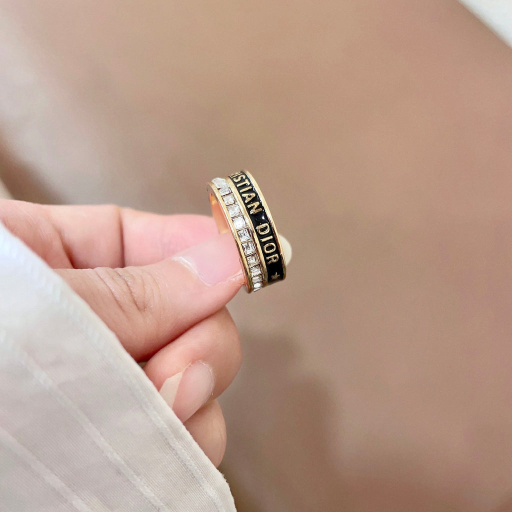 CD 26S CRYSTAL BAND LOGO RING IN GOLD TONE METAL 630811
