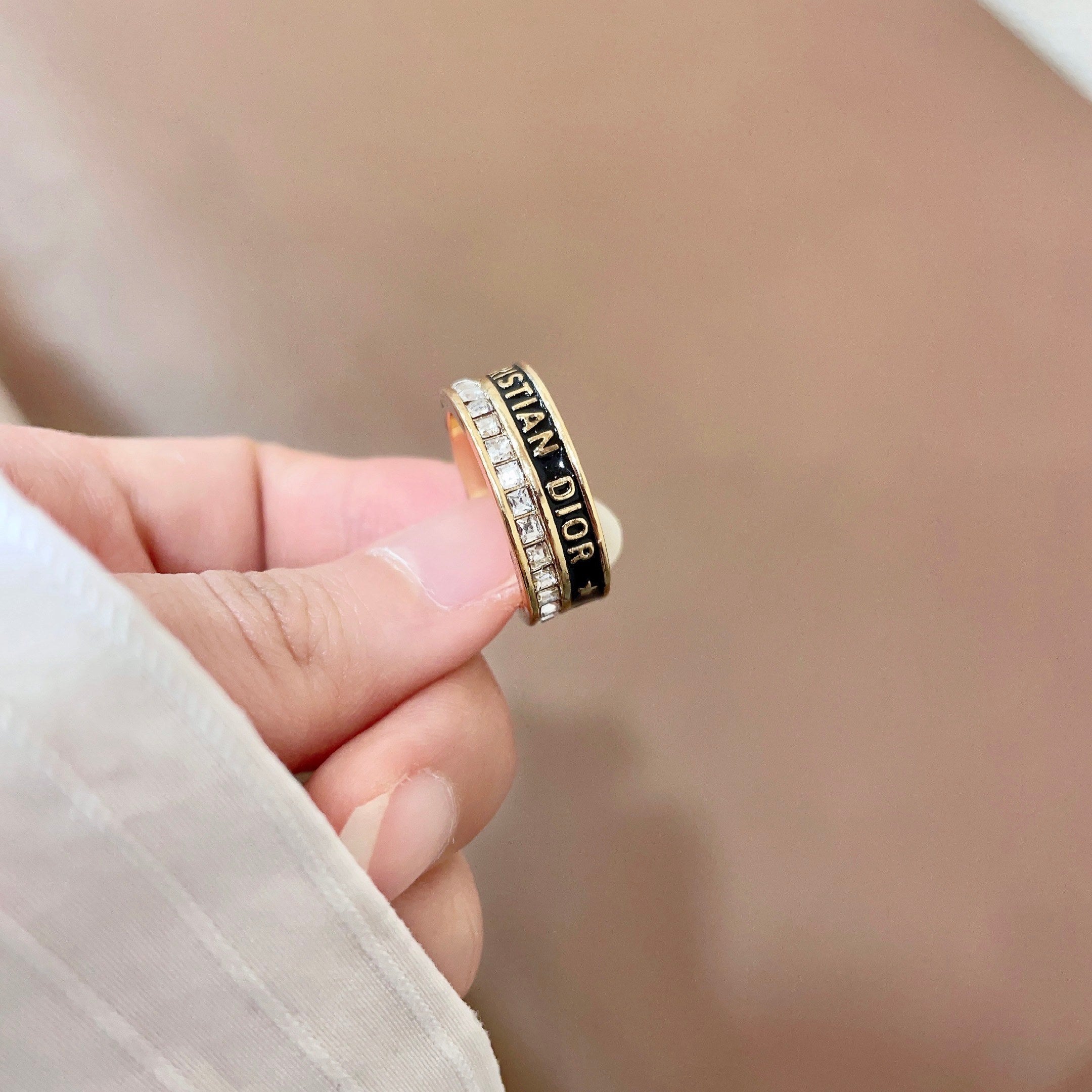 CD 26S CRYSTAL BAND LOGO RING IN GOLD TONE METAL 630811