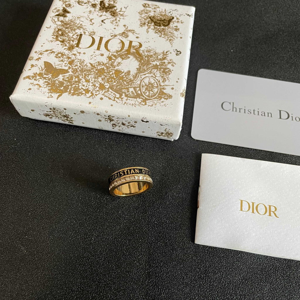 CD 26S CRYSTAL BAND LOGO RING IN GOLD TONE METAL 630811