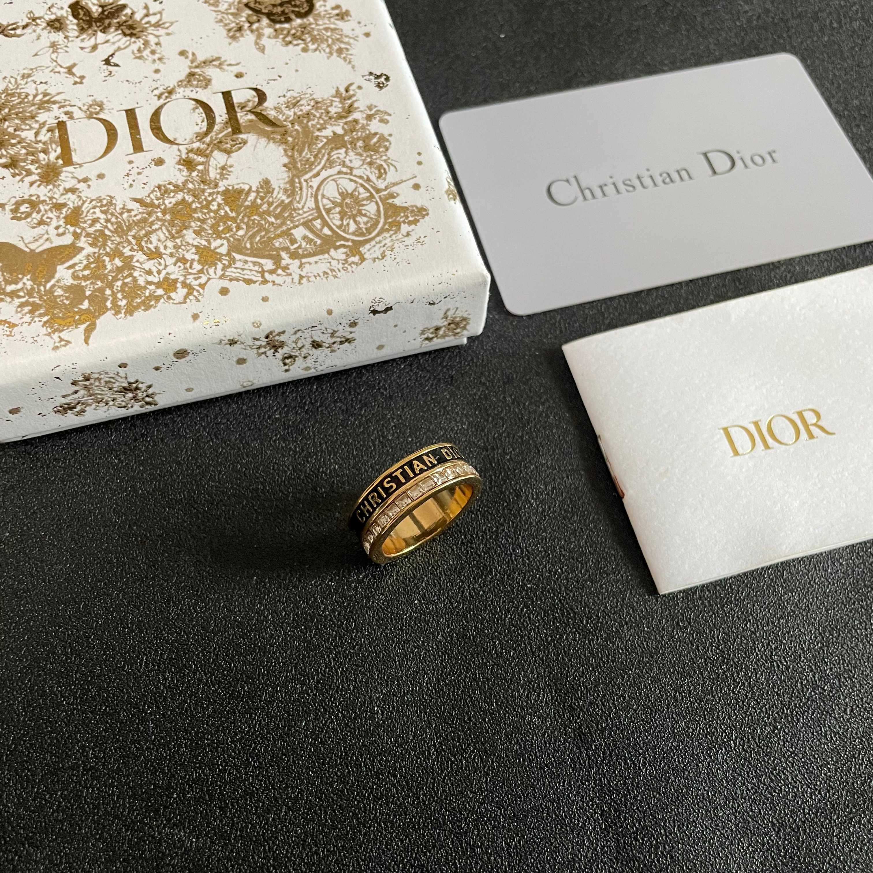 CD 26S CRYSTAL BAND LOGO RING IN GOLD TONE METAL 630811