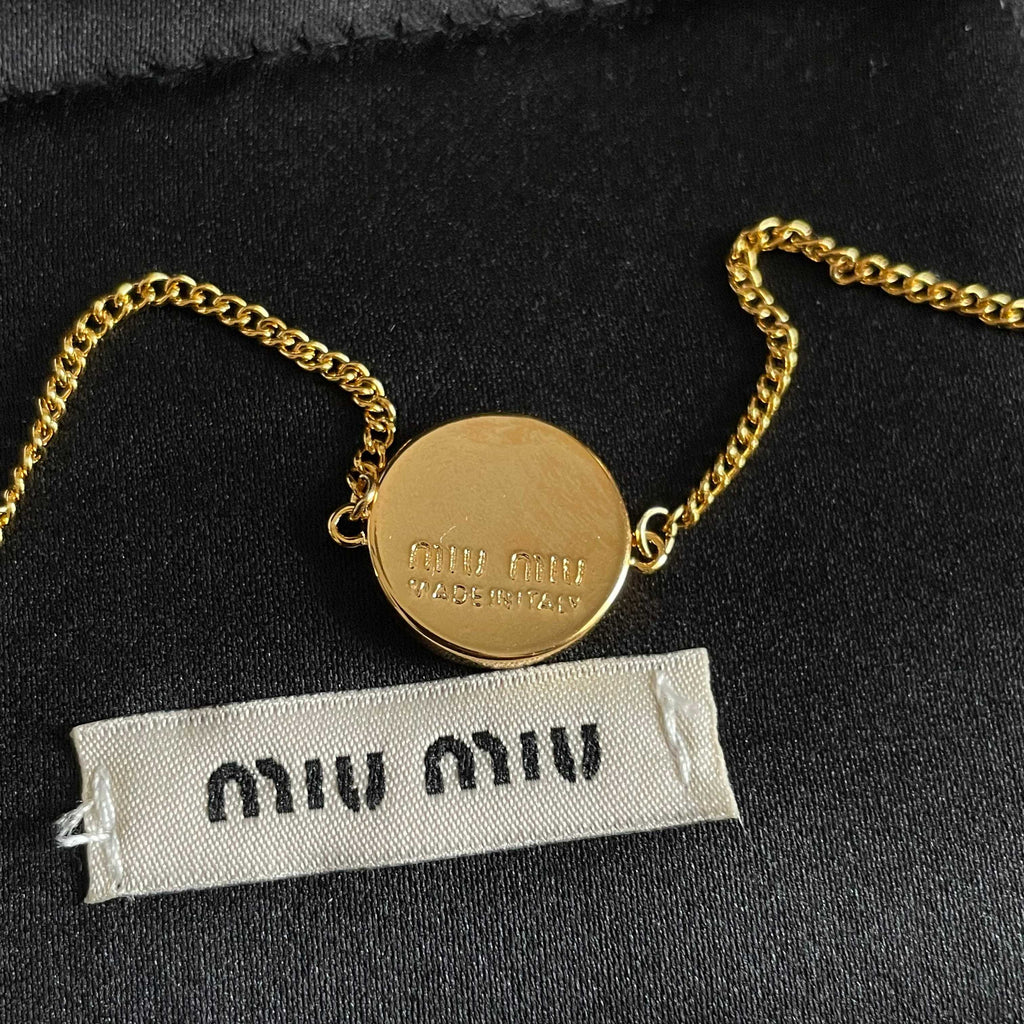 MIUMIU 26S LOGO ROUND BRACELET IN BLACK ENAMEL AND GOLD TONE METAL 631809