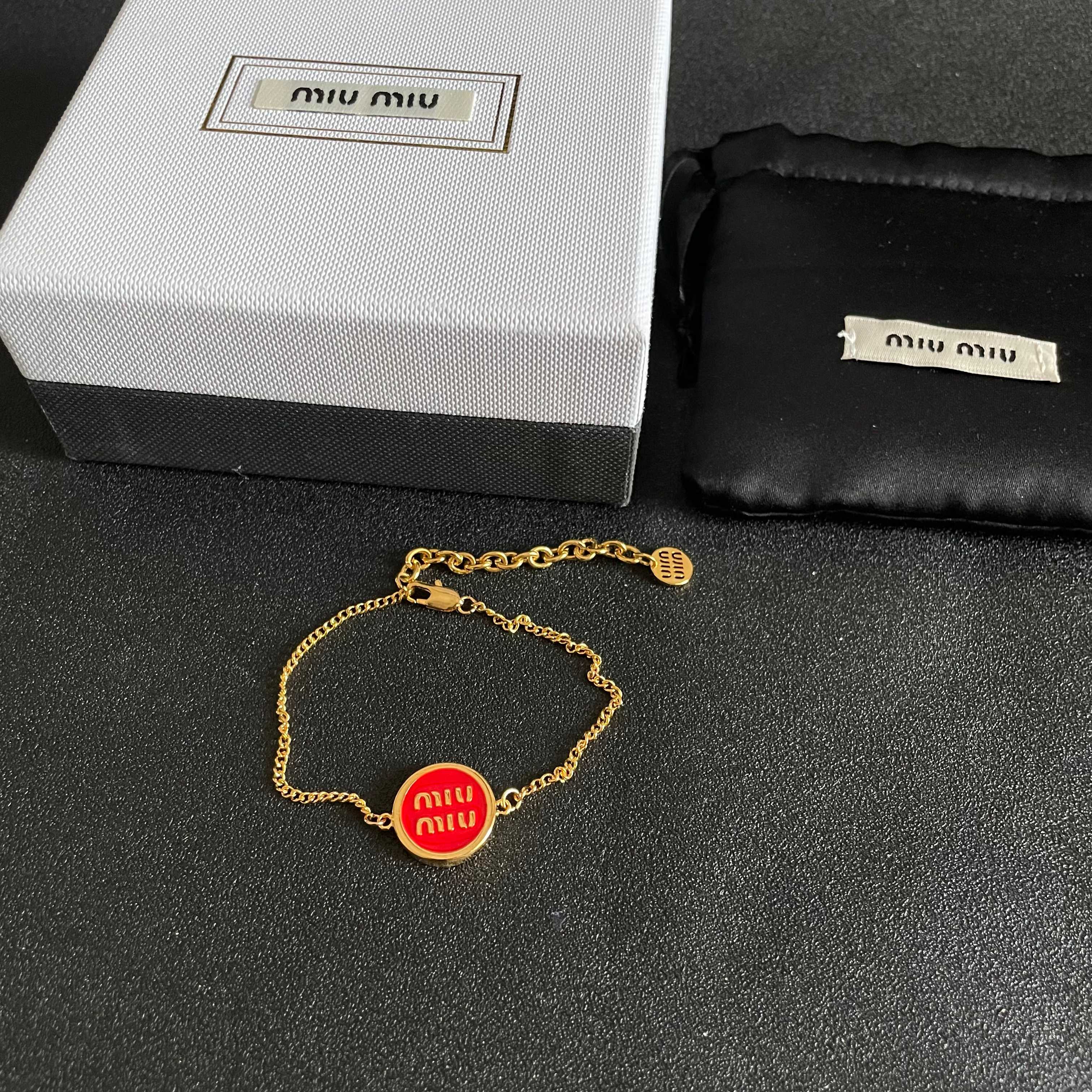 MIUMIU 26S LOGO ROUND BRACELET IN RED ENAMEL AND GOLD TONE METAL 631810