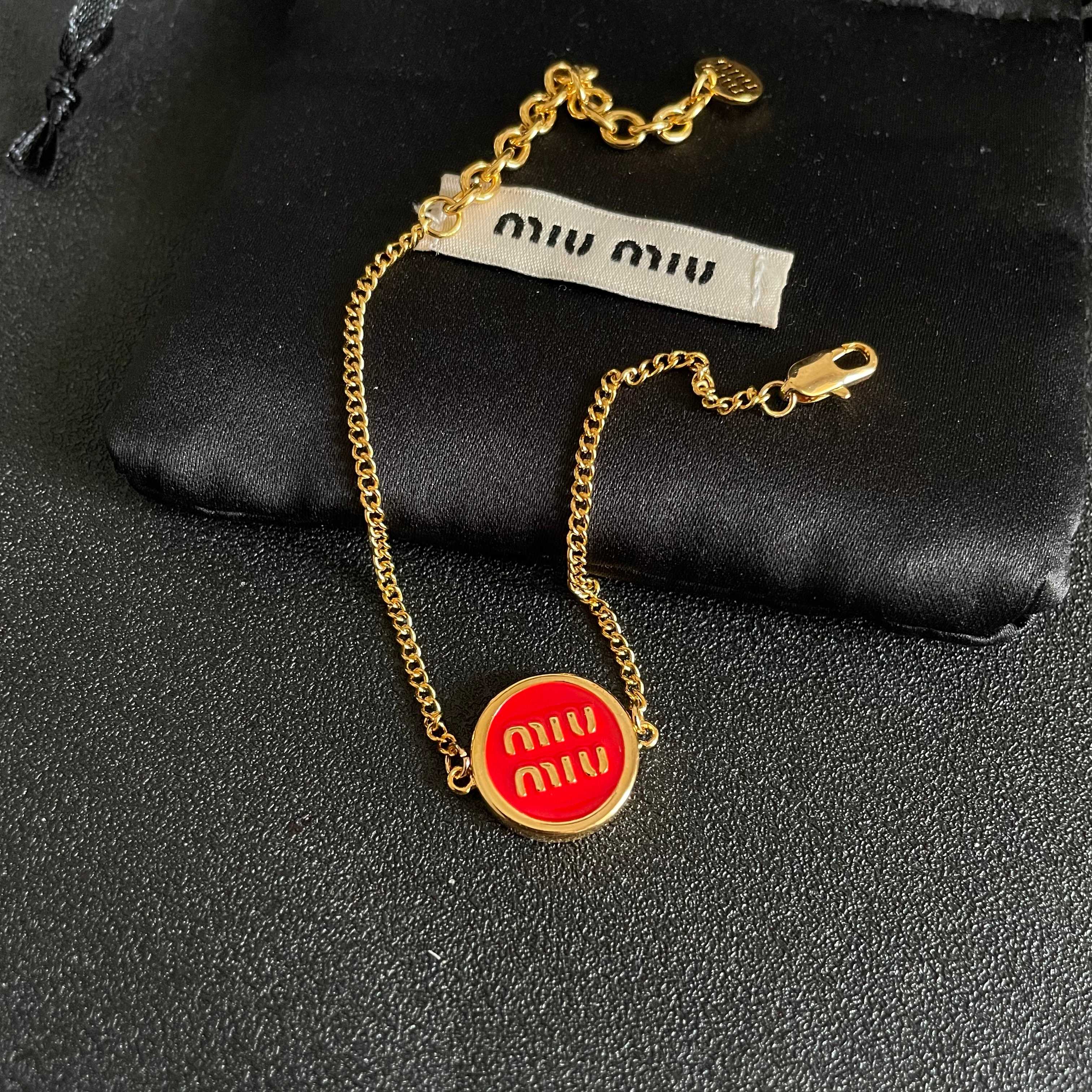 MIUMIU 26S LOGO ROUND BRACELET IN RED ENAMEL AND GOLD TONE METAL 631810