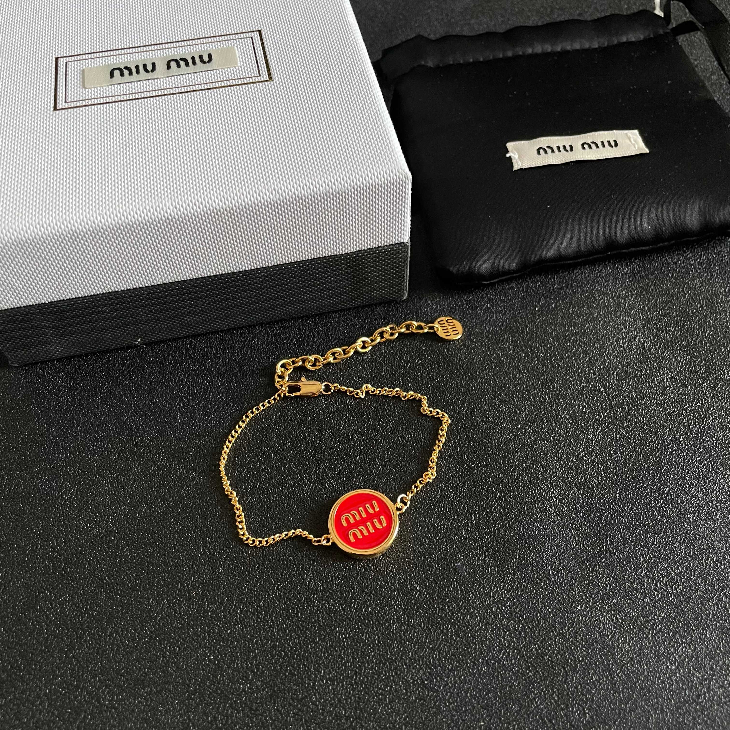 MIUMIU 26S LOGO ROUND BRACELET IN RED ENAMEL AND GOLD TONE METAL 631810