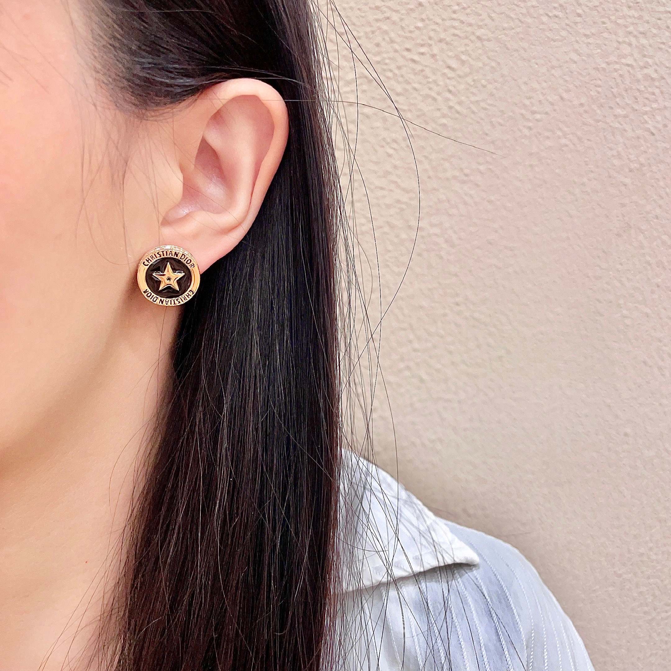 CD 26S STAR MEDALLION LOGO STUD EARRINGS IN BLACK ENAMEL & GOLD TONE METAL 631813