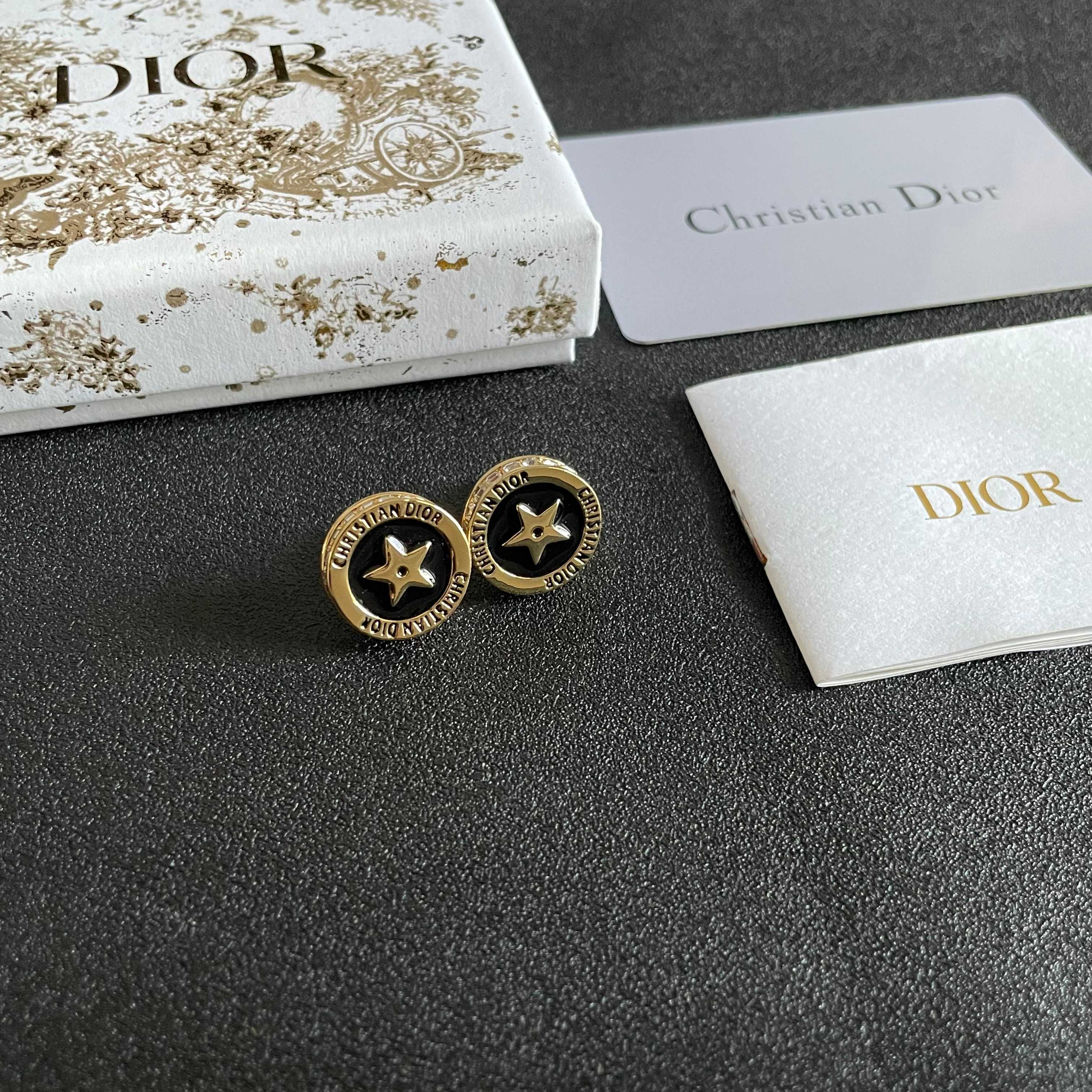 CD 26S STAR MEDALLION LOGO STUD EARRINGS IN BLACK ENAMEL & GOLD TONE METAL 631813