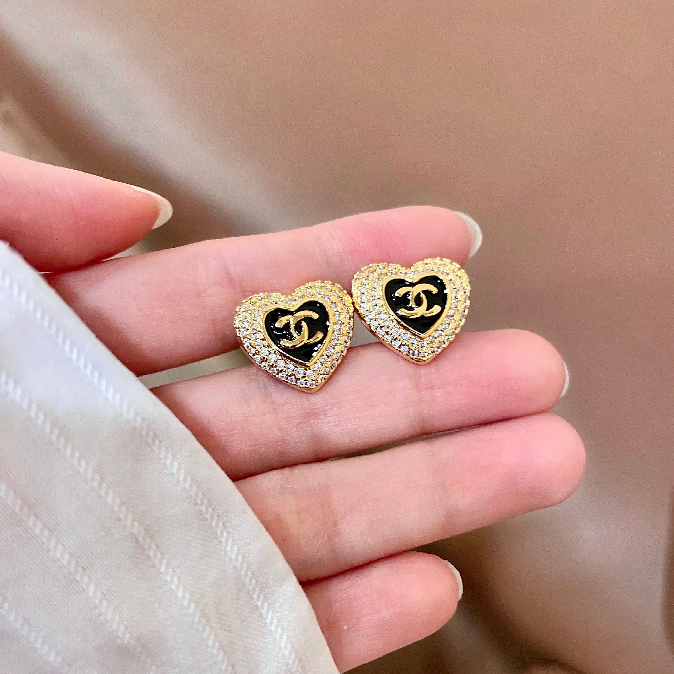 CHANEL 26S DOUBLE C LOGO PAVE HEART STUD EARRINGS WITH BLACK ENAMEL IN GOLD METAL 631814