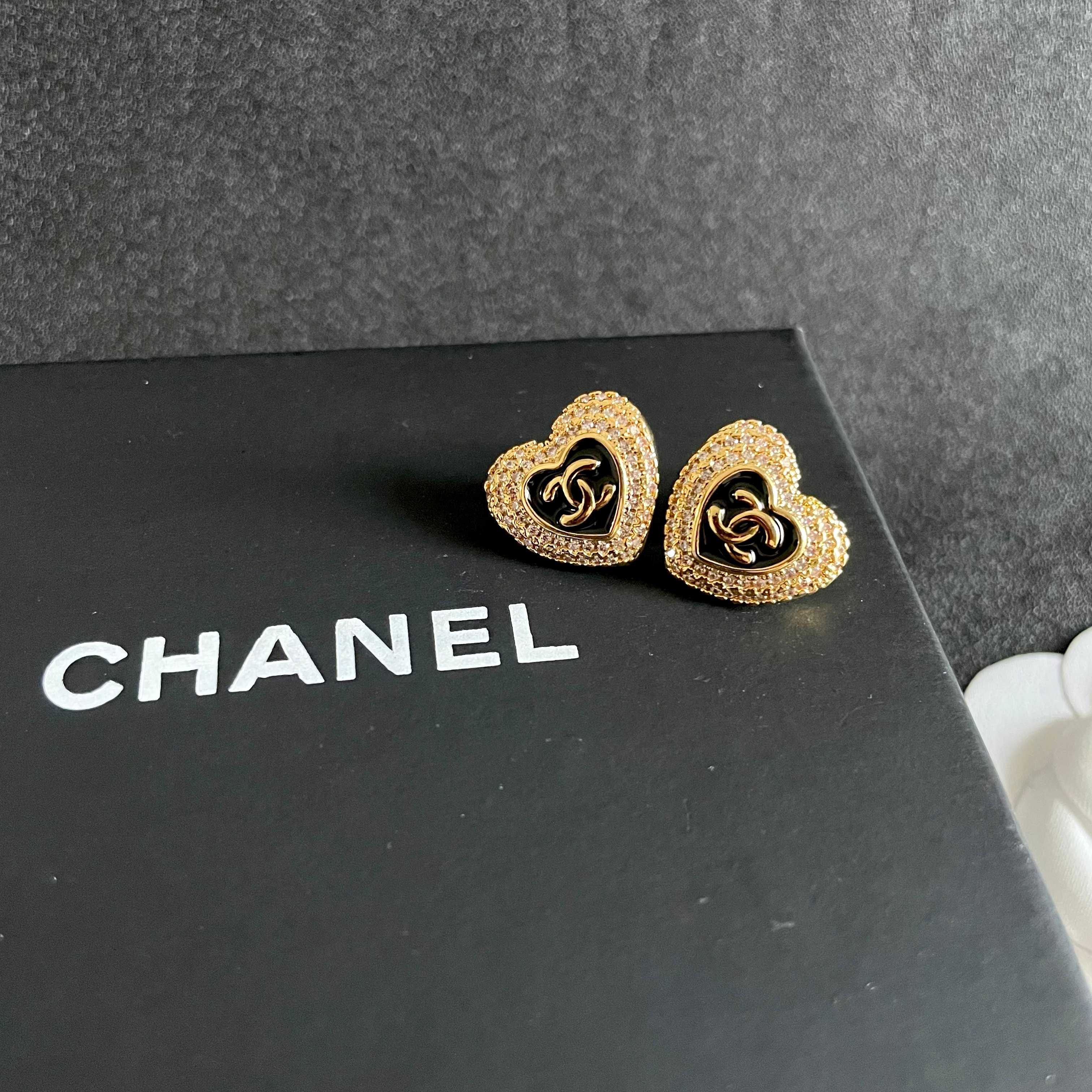 CHANEL 26S DOUBLE C LOGO PAVE HEART STUD EARRINGS WITH BLACK ENAMEL IN GOLD METAL 631814