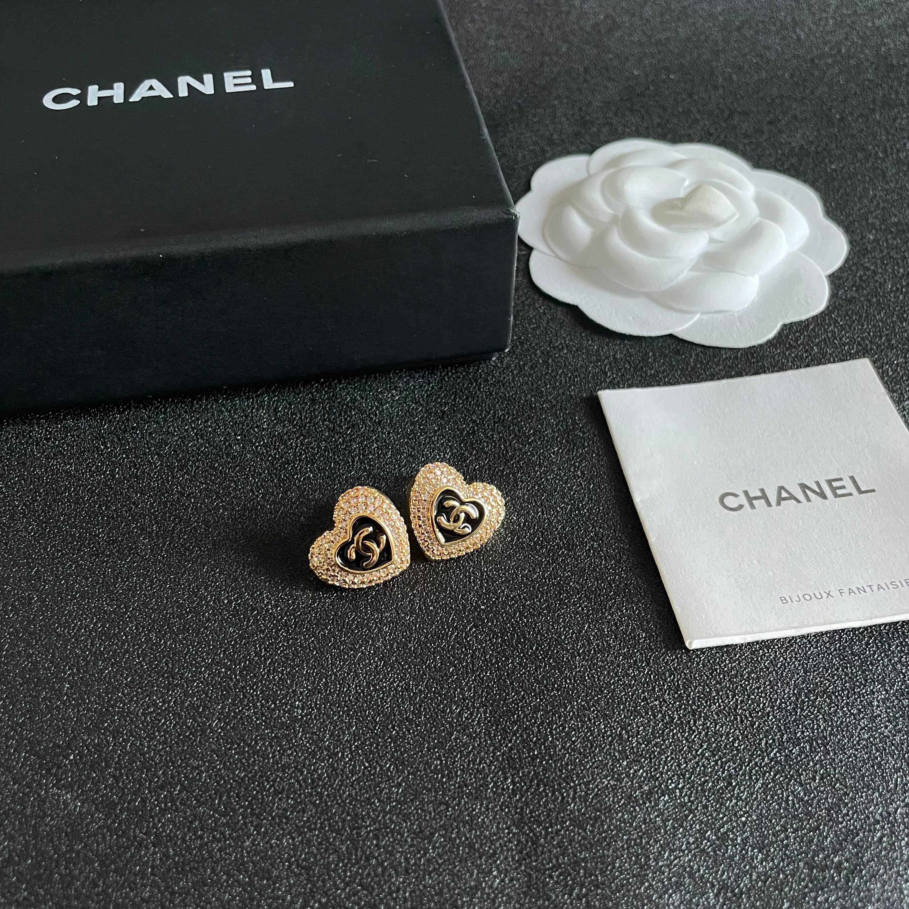 CHANEL 26S DOUBLE C LOGO PAVE HEART STUD EARRINGS WITH BLACK ENAMEL IN GOLD METAL 631814