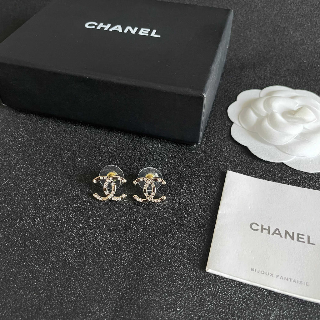 CHANEL 26S DOUBLE C LOGO CRYSTAL STUD EARRINGS IN GOLD METAL 631817