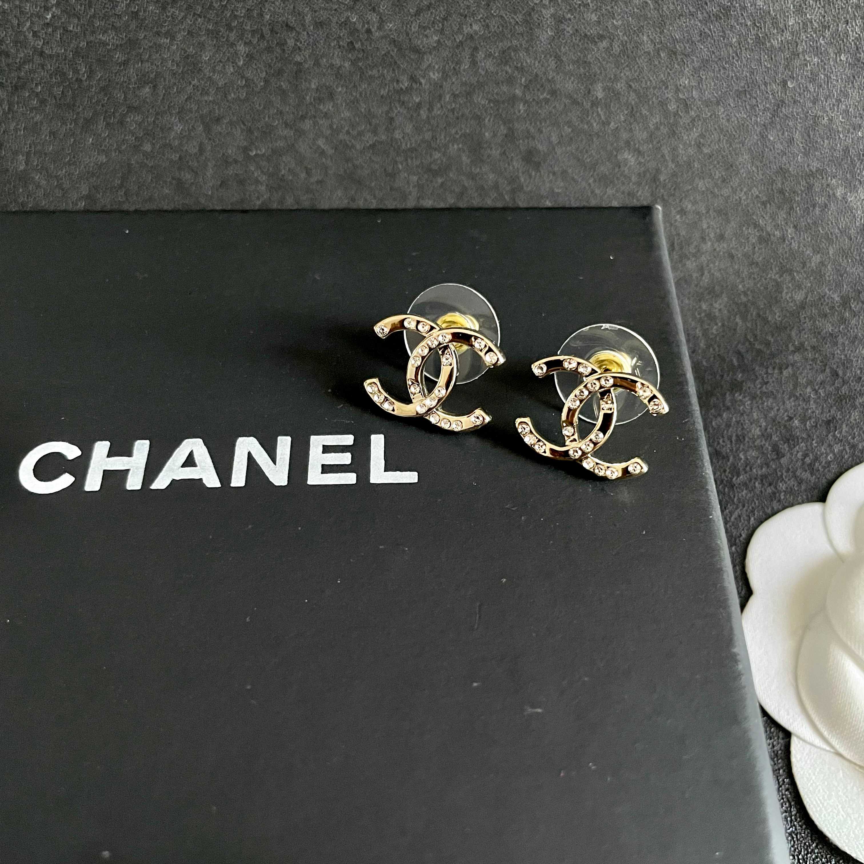 CHANEL 26S DOUBLE C LOGO CRYSTAL STUD EARRINGS IN GOLD METAL 631817