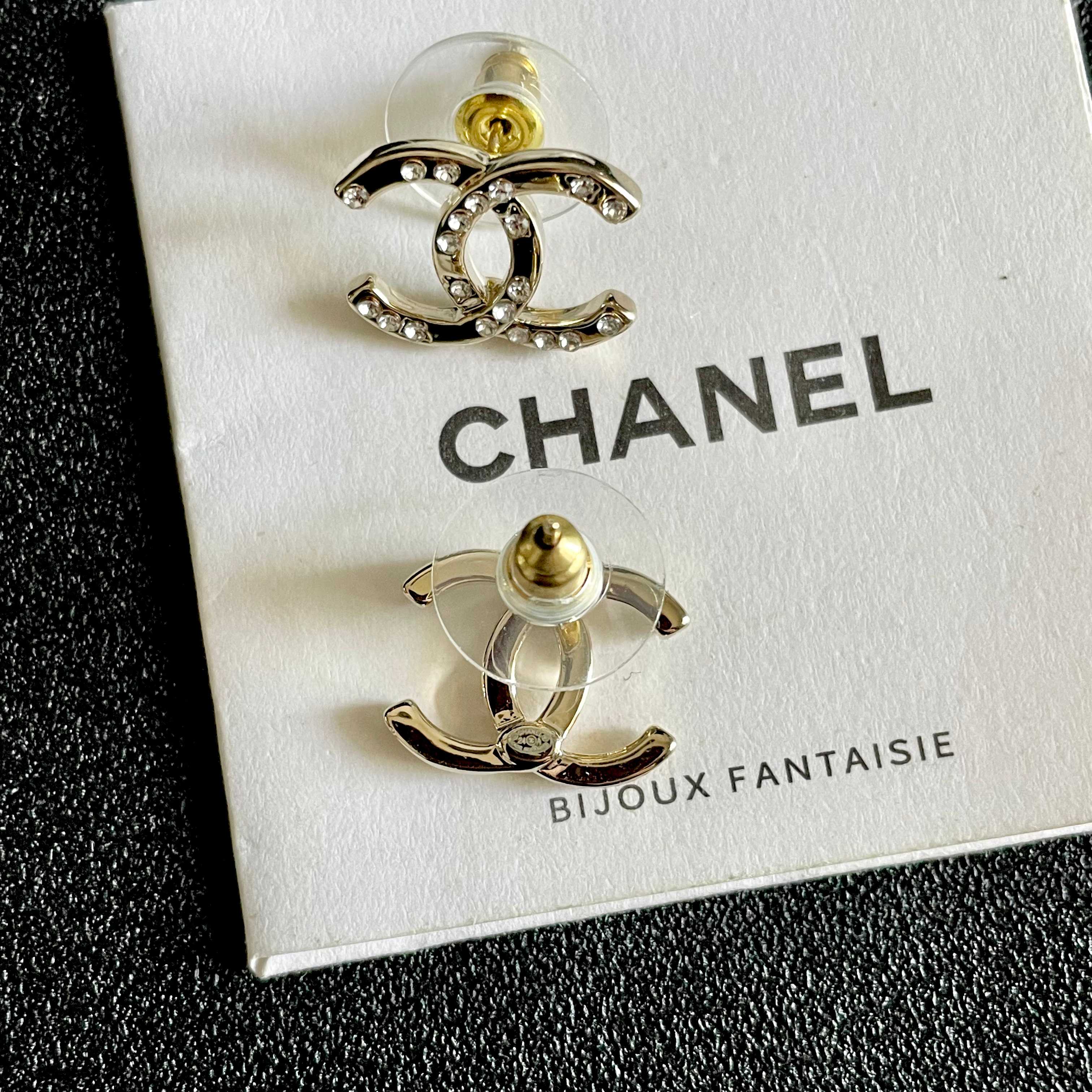 CHANEL 26S DOUBLE C LOGO CRYSTAL STUD EARRINGS IN GOLD METAL 631817
