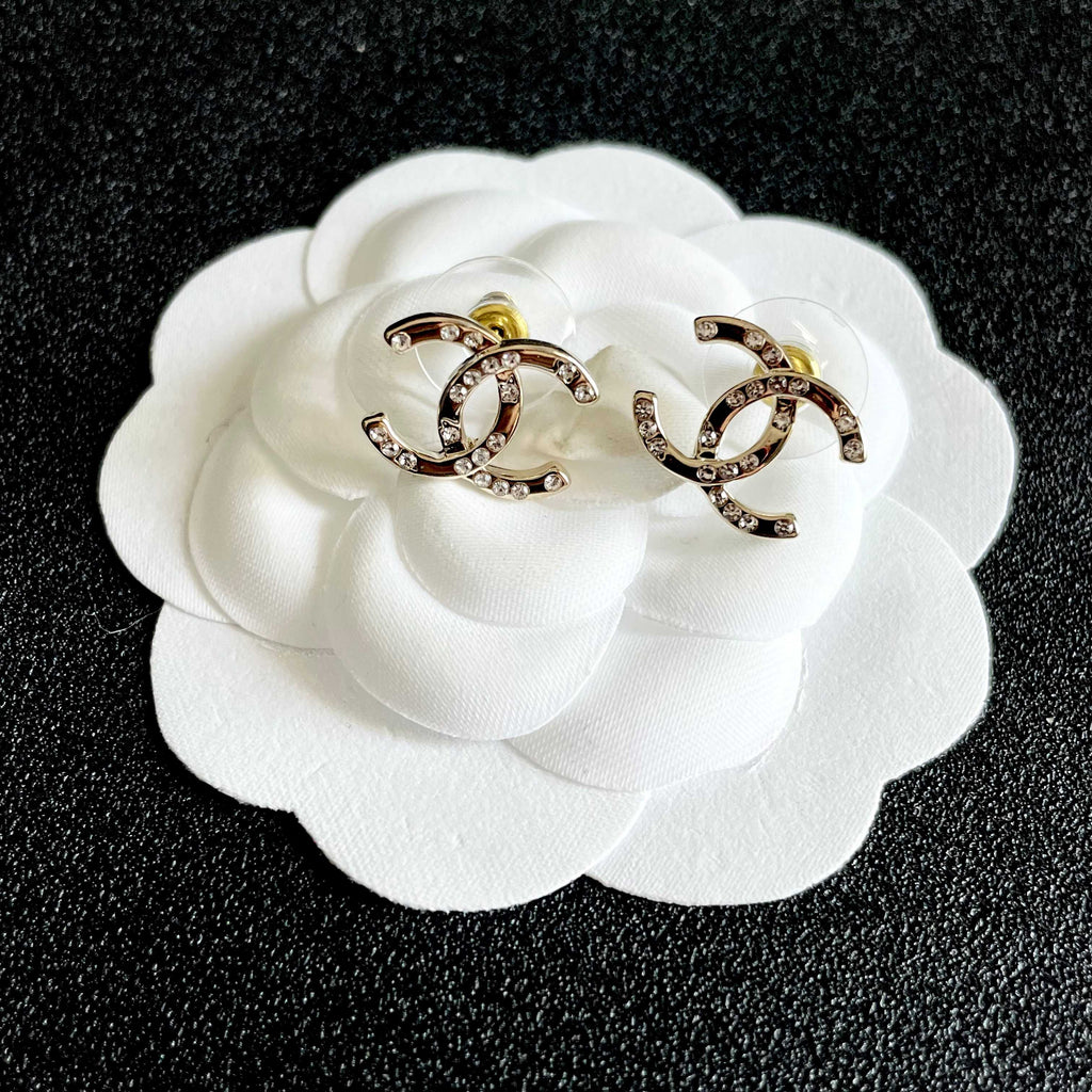 CHANEL 26S DOUBLE C LOGO CRYSTAL STUD EARRINGS IN GOLD METAL 631817